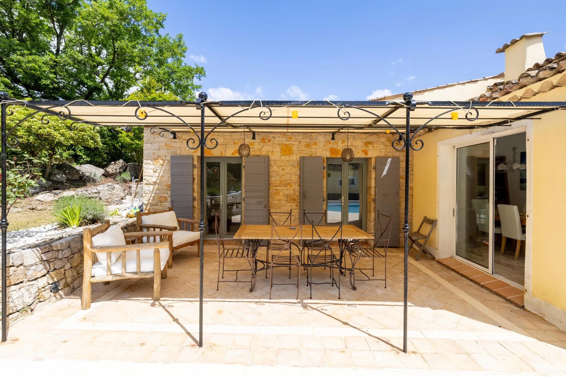 Maison à louer à Mougins, 256 m²