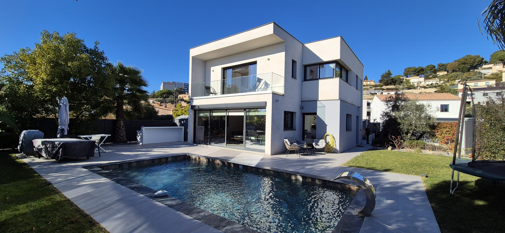 Très belle villa contemporaine à louer à lannée