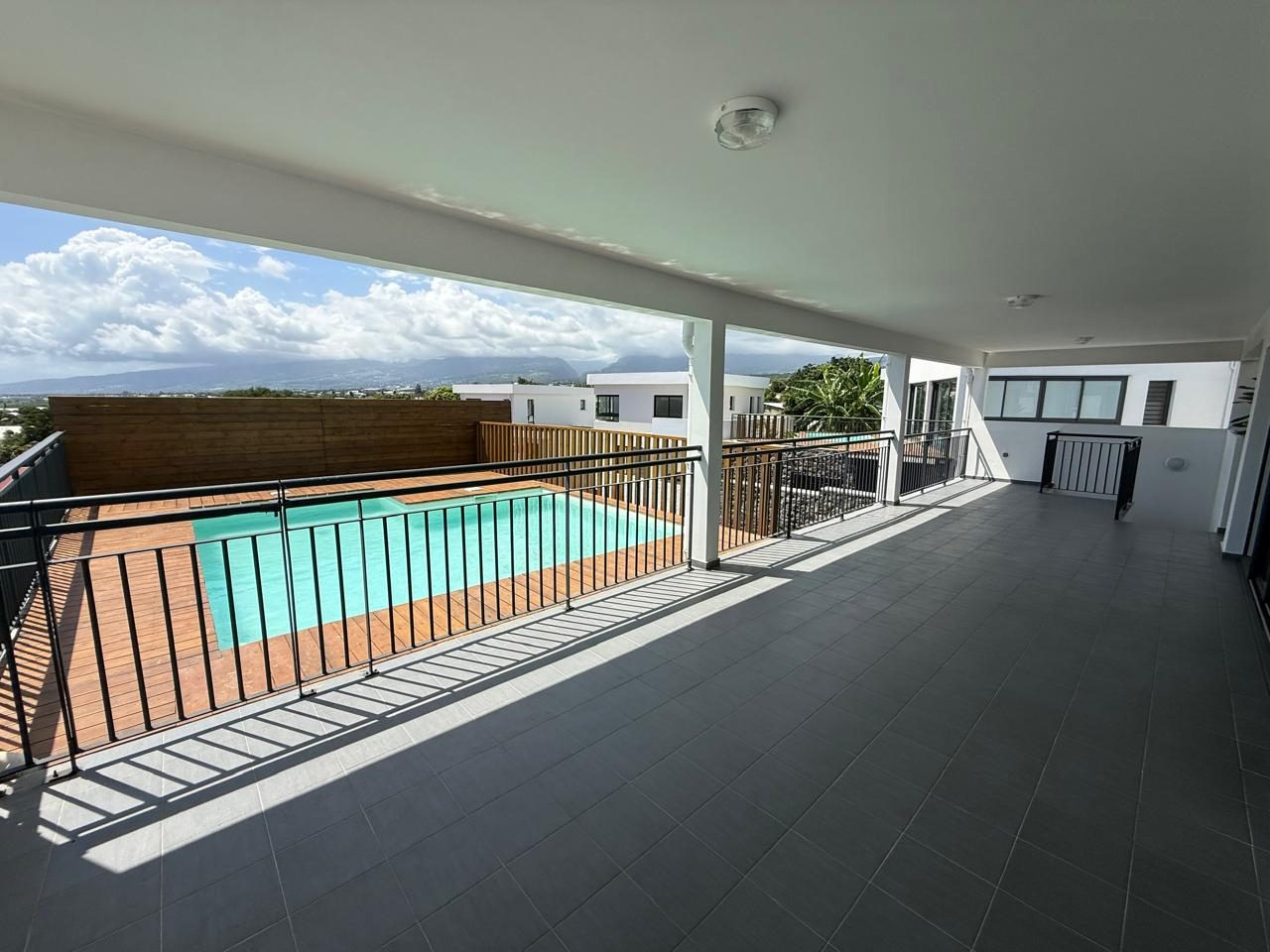 Maison neuve quatre chambres piscine vue dégagée