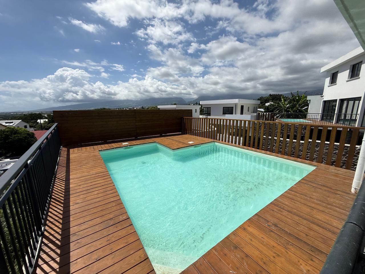 Maison neuve quatre chambres piscine vue dégagée