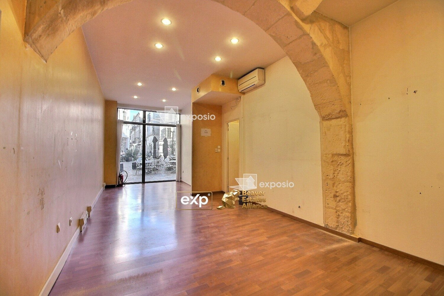 Commercial Space 196 m² 4