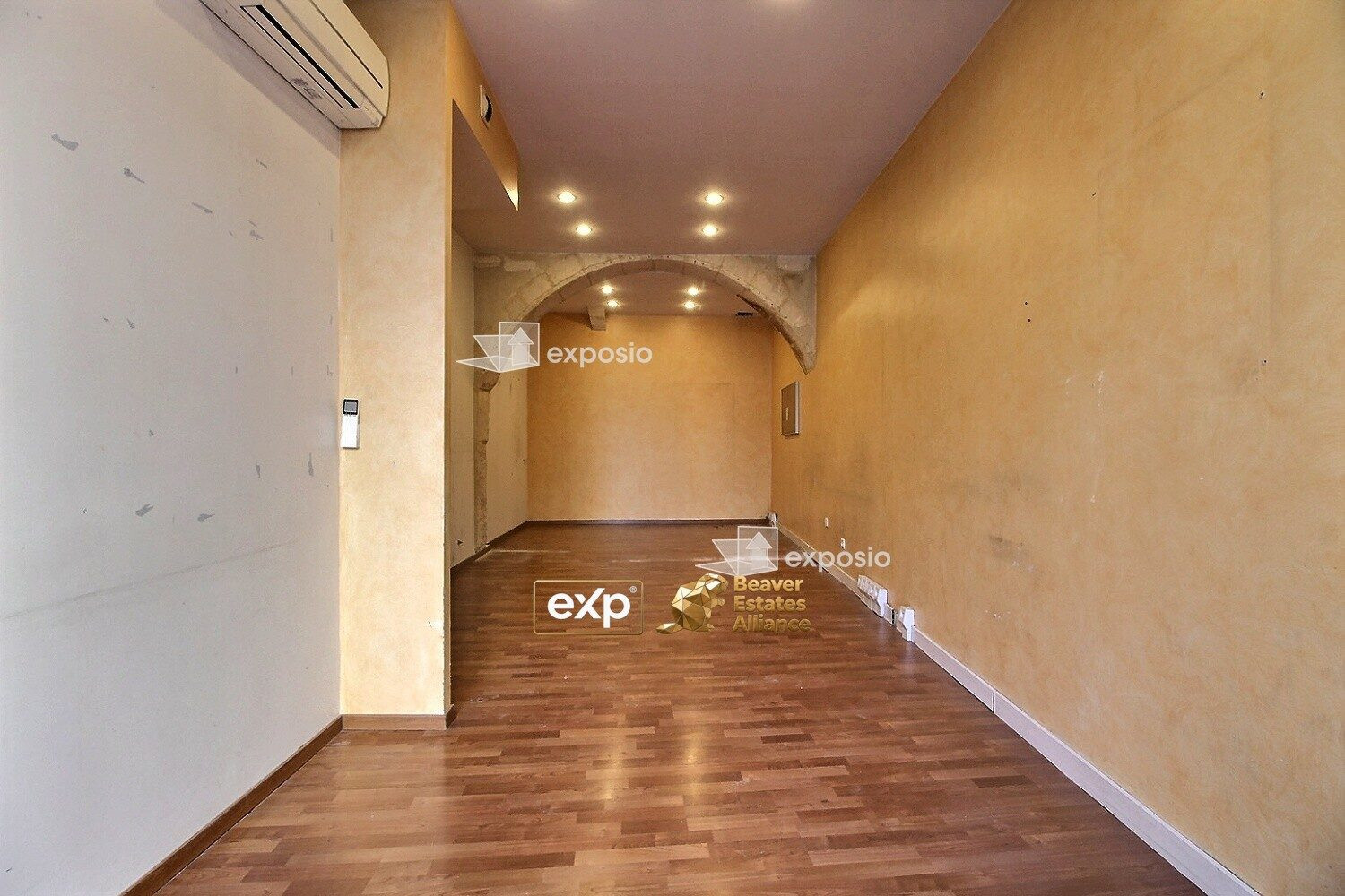 Commercial Space 196 m² 5