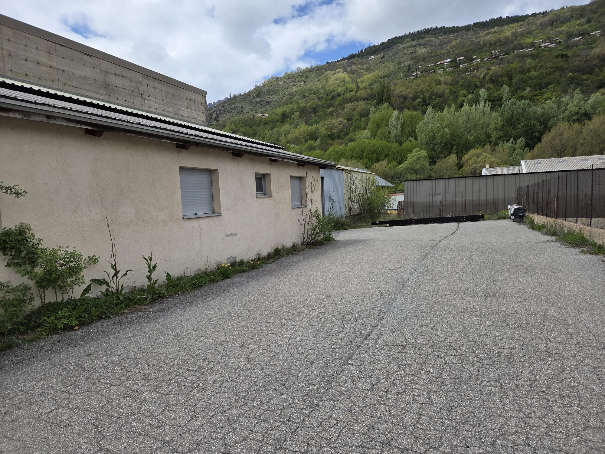 Location Entrepot Batiment Zone Commercial 506m2 grand parking