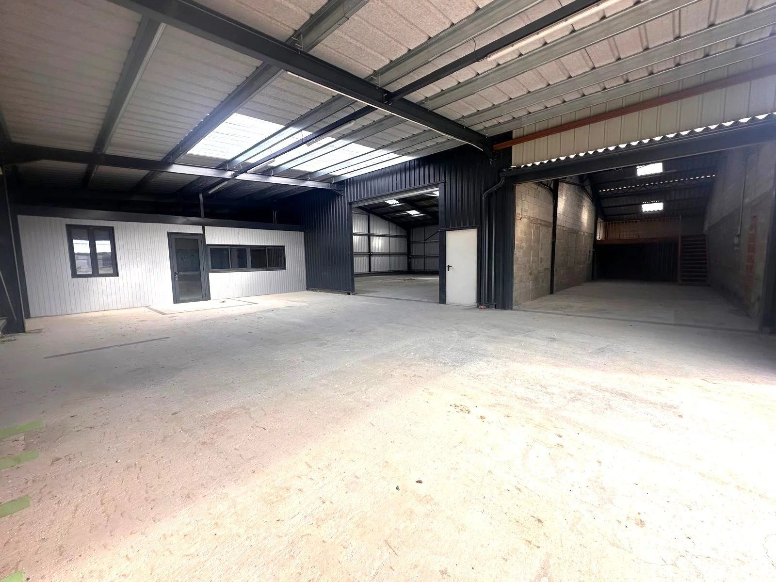 ENTREPÔT / ATELIER 500 m² PRÊT À L'EMPLOI – BERGERAC – SITE SÉCURISÉ
