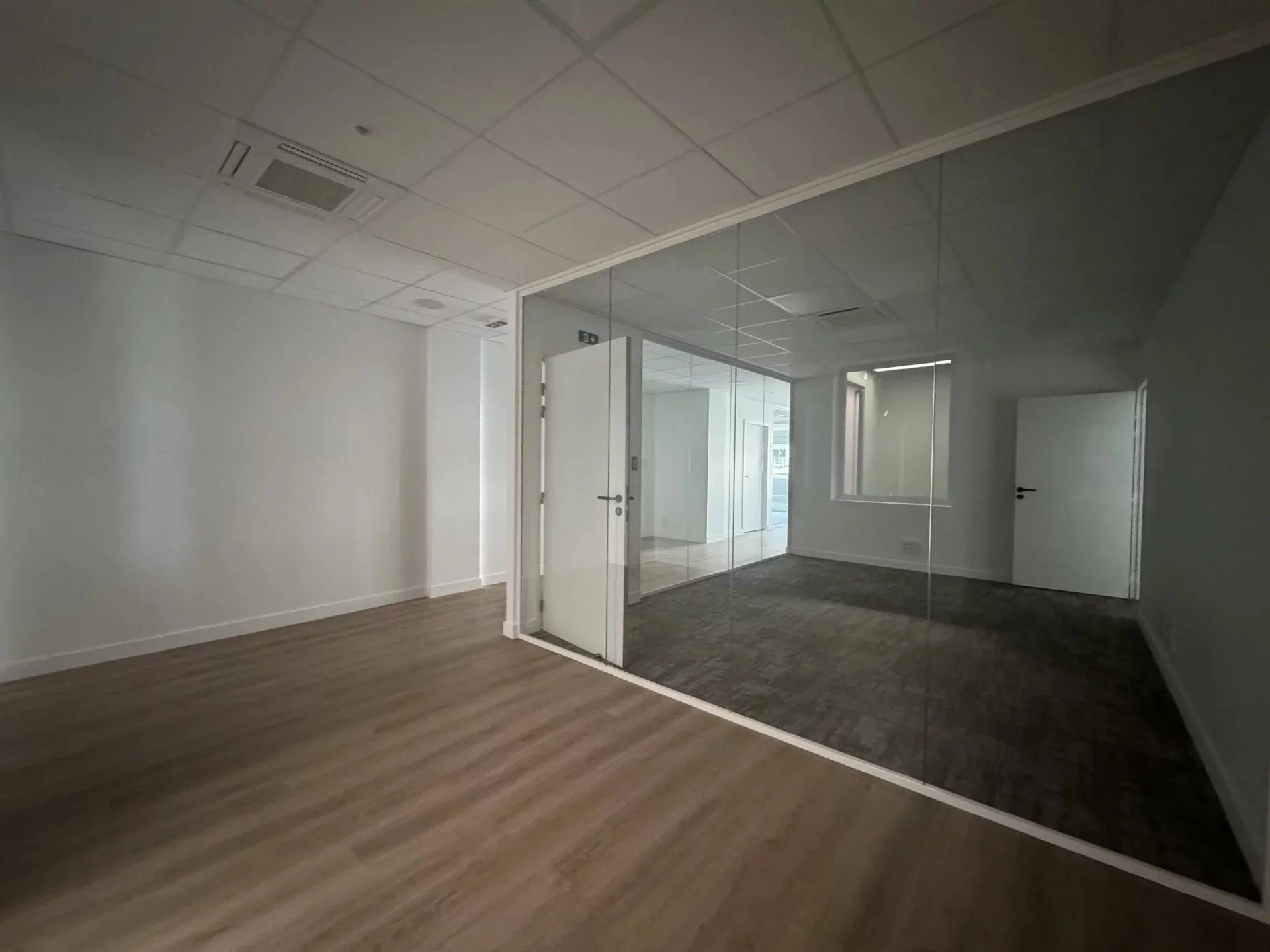Location bureaux Argonay – 182 m² lumineux avec 8 stationnements, prêt à l'emploi