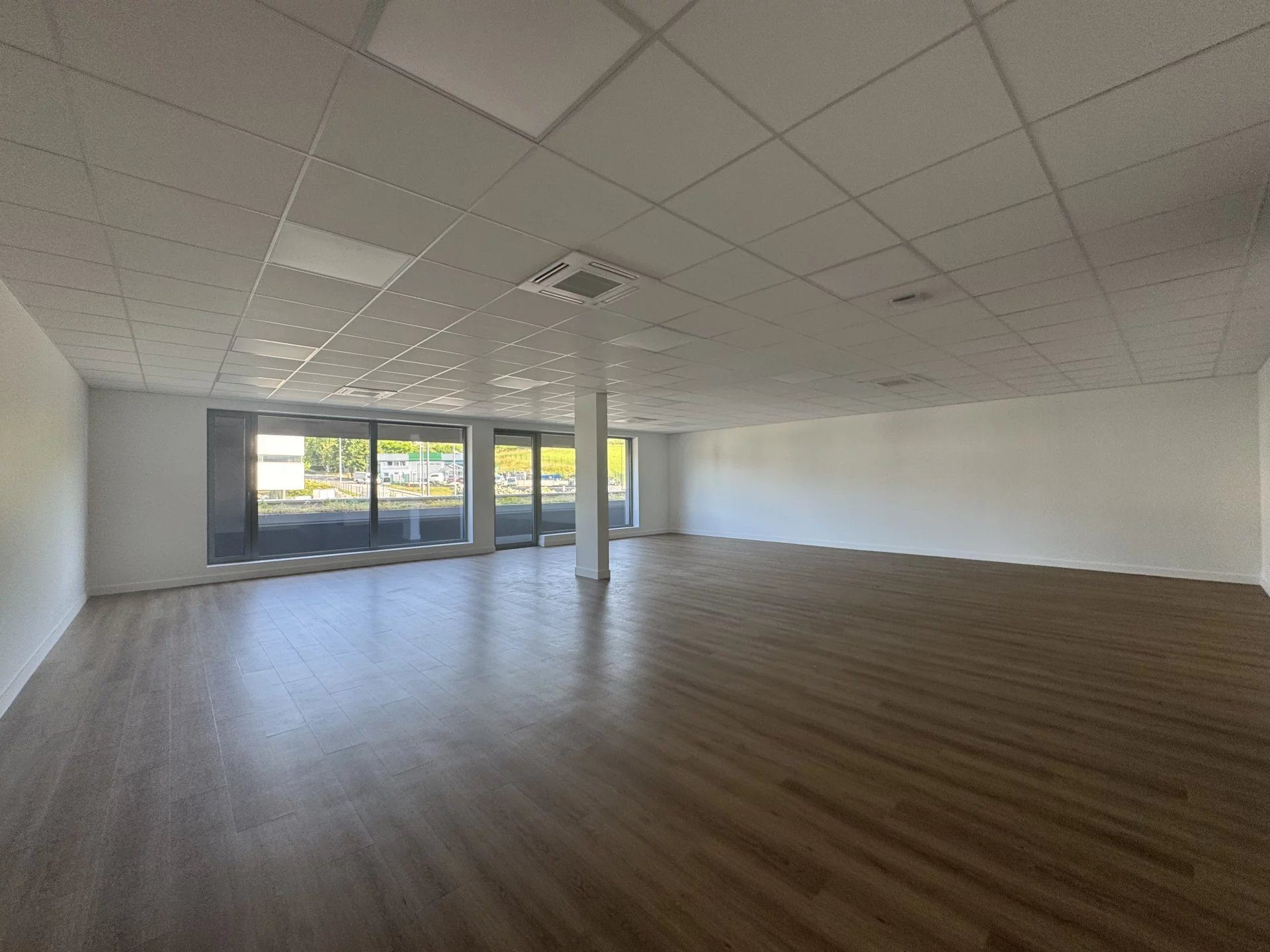 Location bureaux Argonay – 182 m² lumineux avec 8 stationnements, prêt à l'emploi