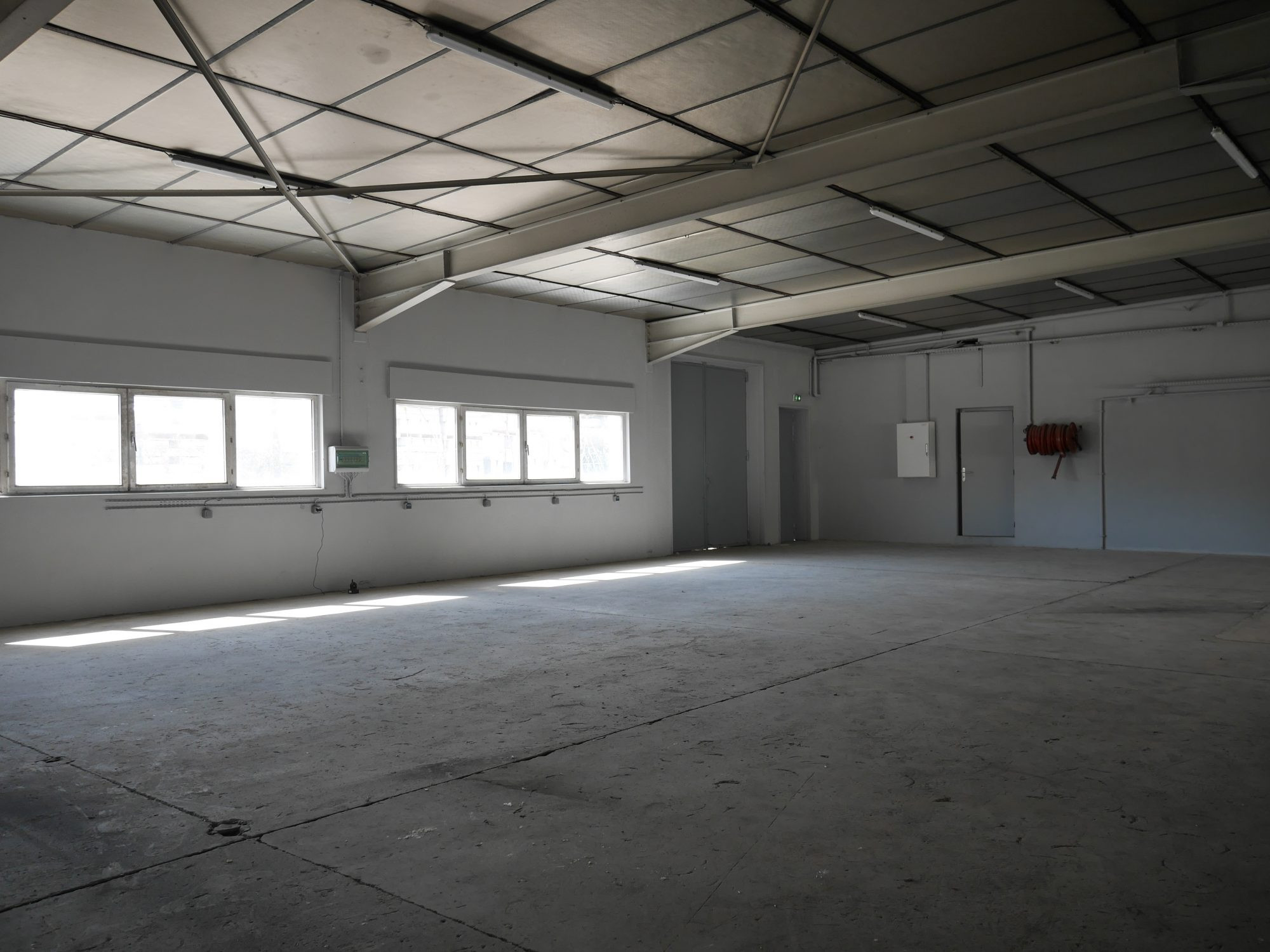 BATIMENT IDEPENDANT +TERRAIN SECURISE. BASE OPERATIONNELLE CLE EN MAIN