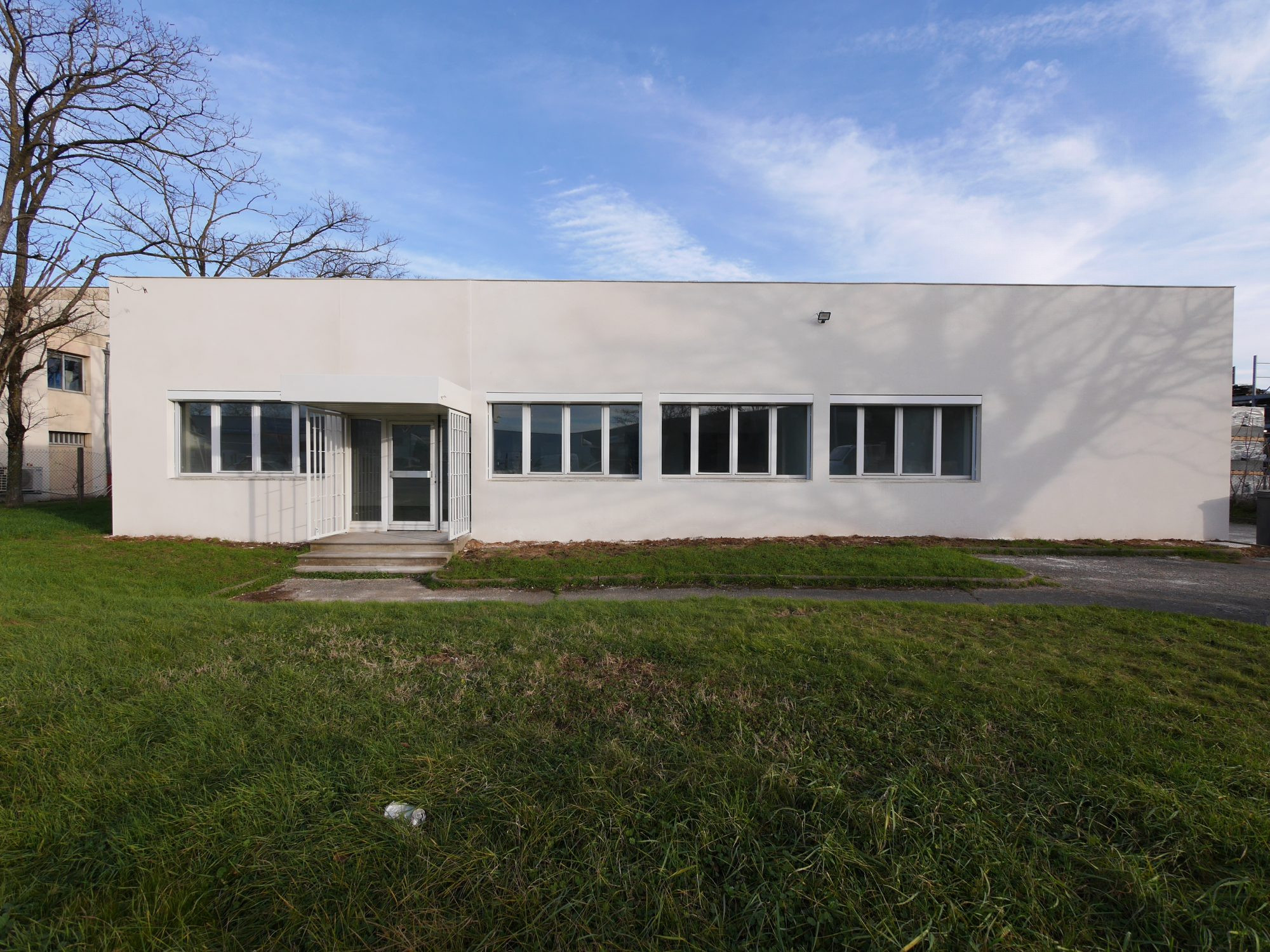 BATIMENT IDEPENDANT +TERRAIN SECURISE. BASE OPERATIONNELLE CLE EN MAIN