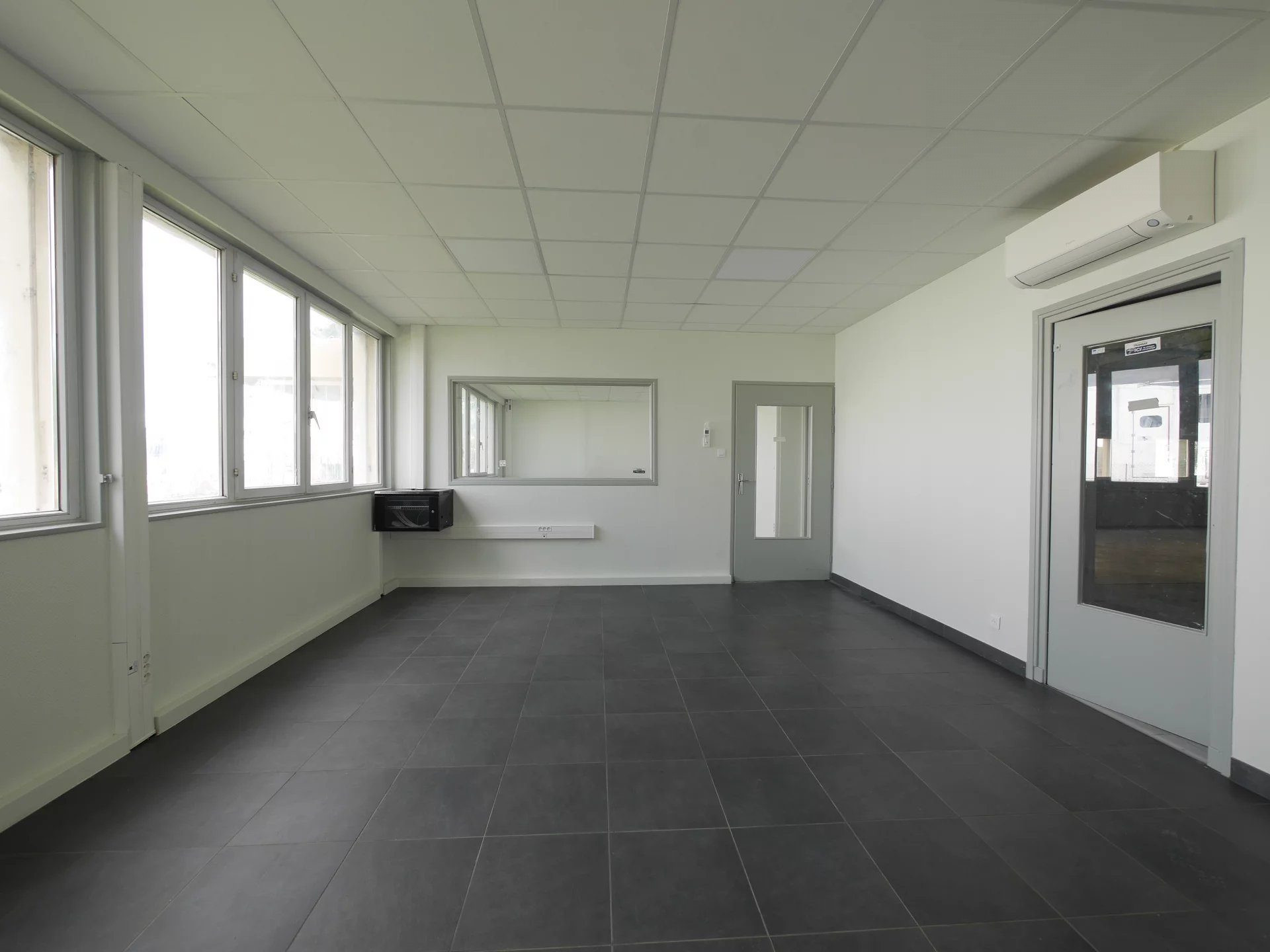 INDEPENDENT BUILDING + SECURED LAND. TURNKEY OPERATIONAL BASE 3
