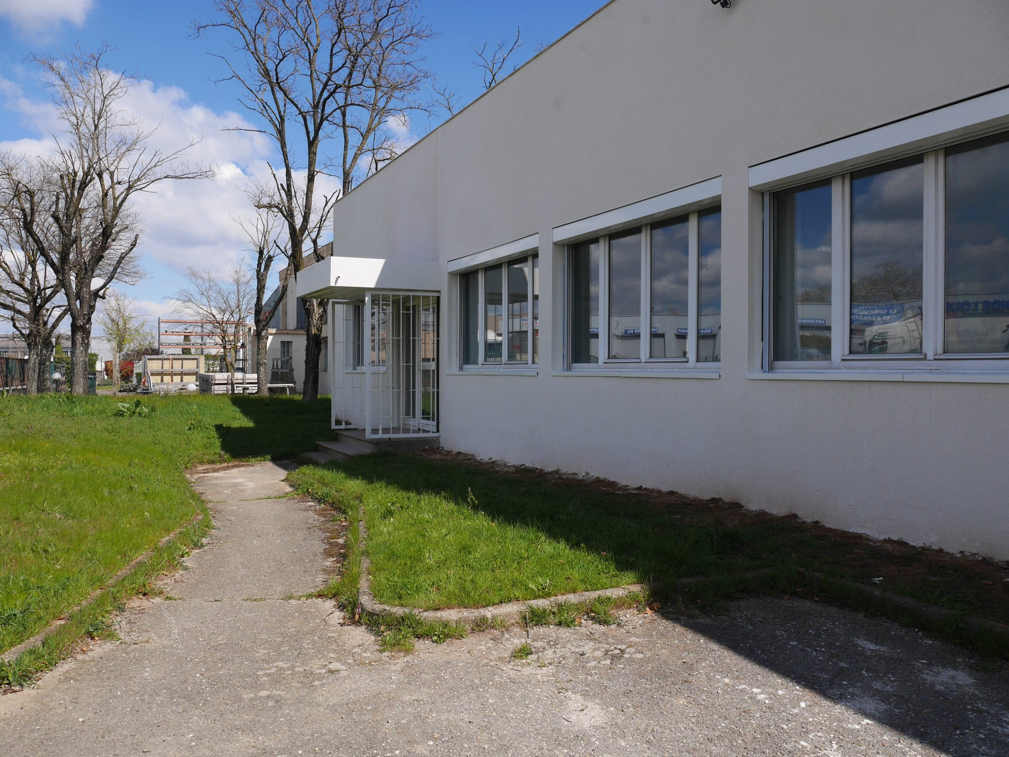 INDEPENDENT BUILDING + SECURED LAND. TURNKEY OPERATIONAL BASE 5