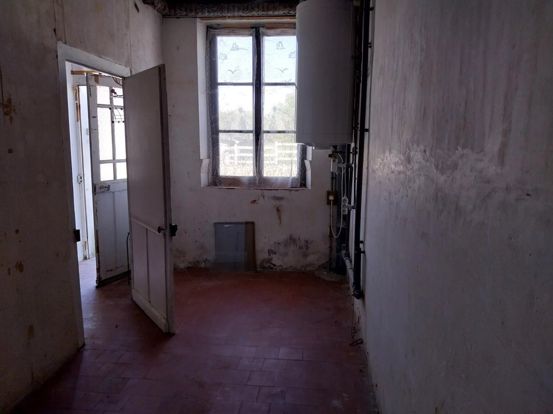 Sury-ès-Bois (18260) – Village house 100 m² with wooded garden and garage Price: 57,000 € HAI Free term sale: Cash payment 26,000 € + monthly payment of 322.91 €/month over 8 years 5