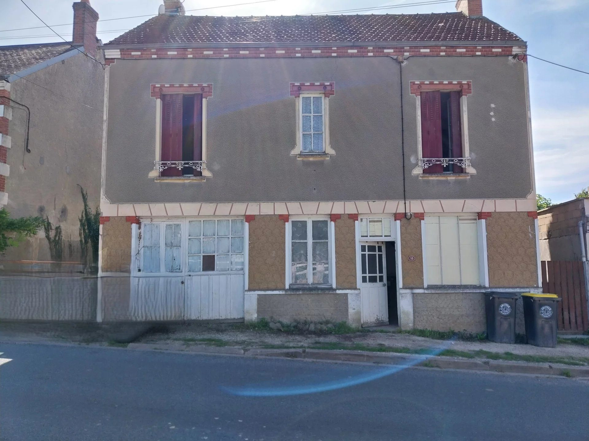 Sury-ès-Bois (18260) – Maison de village 100 m² avec jardin arboré et garage Prix : 57 000 € HAI Vente à terme libre: Paiement comptant 26 000 € + mensualité de 322,91 €/mois sur 8 ans