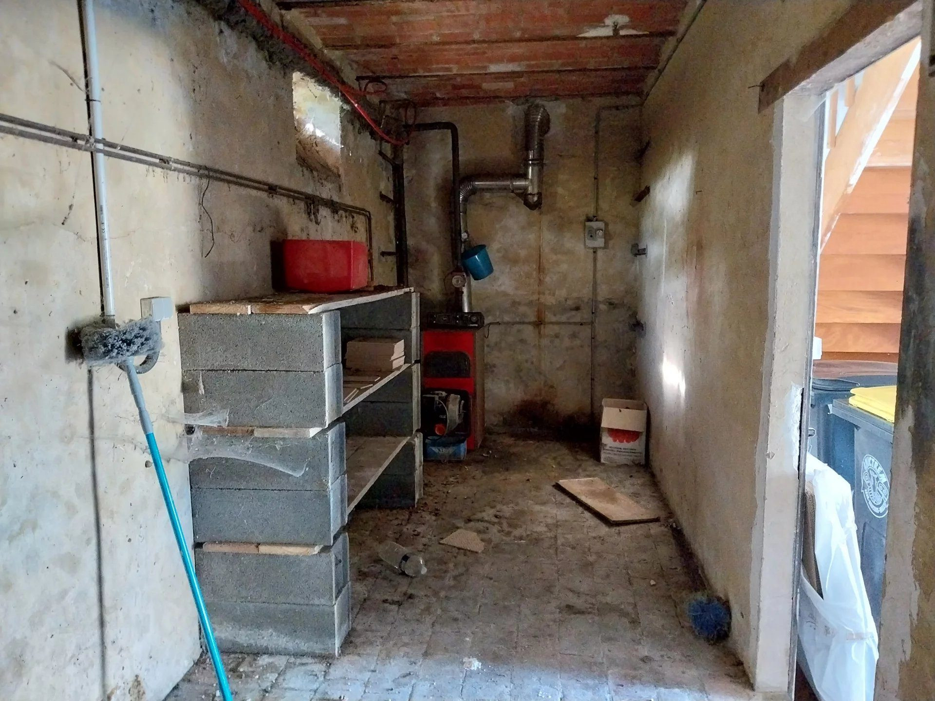 Sury-ès-Bois (18260) – Village house 100 m² with wooded garden and garage Price: 57,000 € HAI Free term sale: Cash payment 26,000 € + monthly payment of 322.91 €/month over 8 years 3
