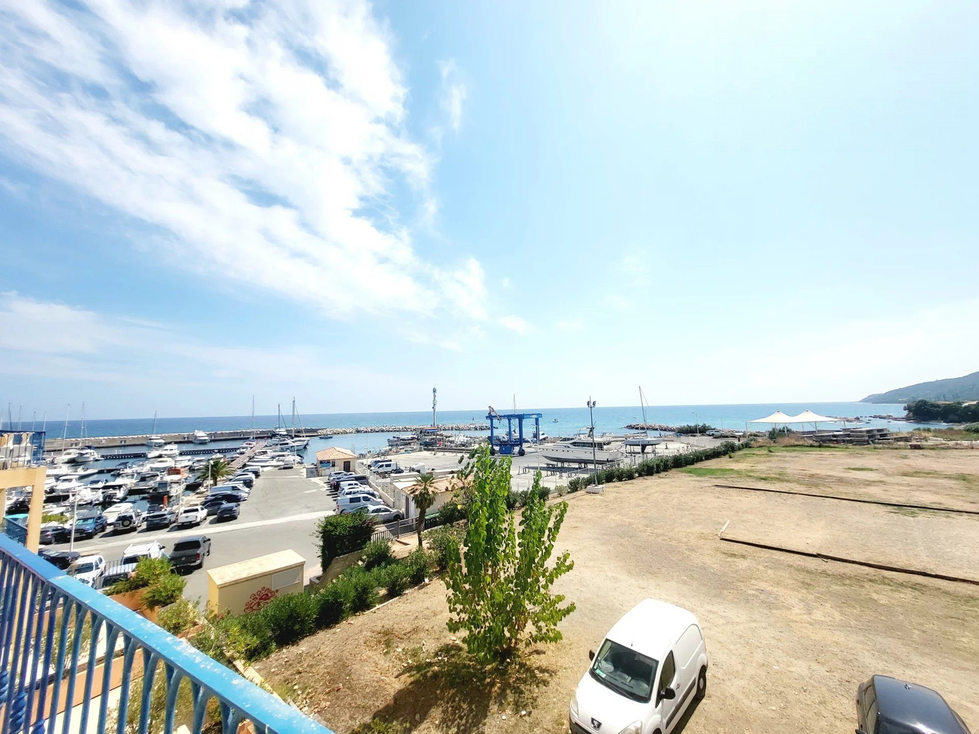T2 Vue mer sur le port de plaisance