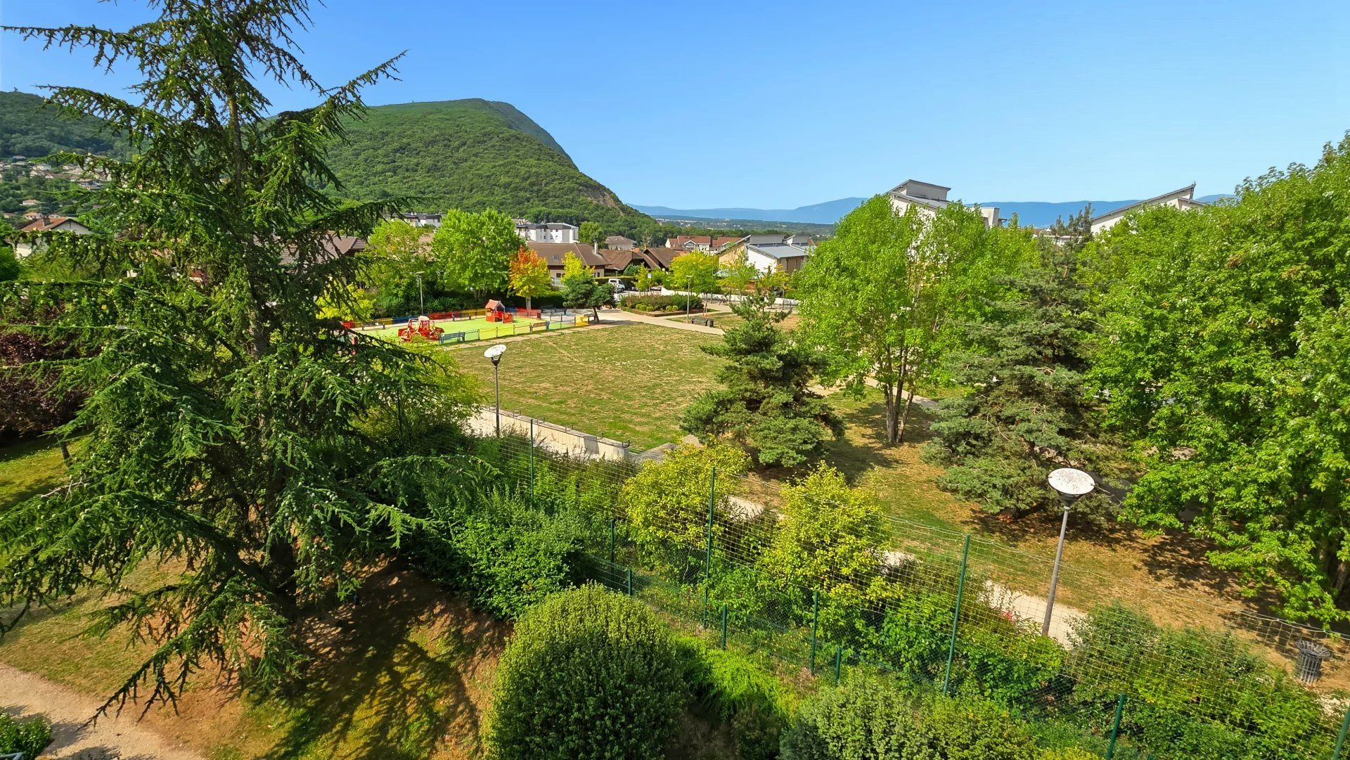 Superb Modern 3-Room Apartment with Open Views in a Quiet Setting! 3