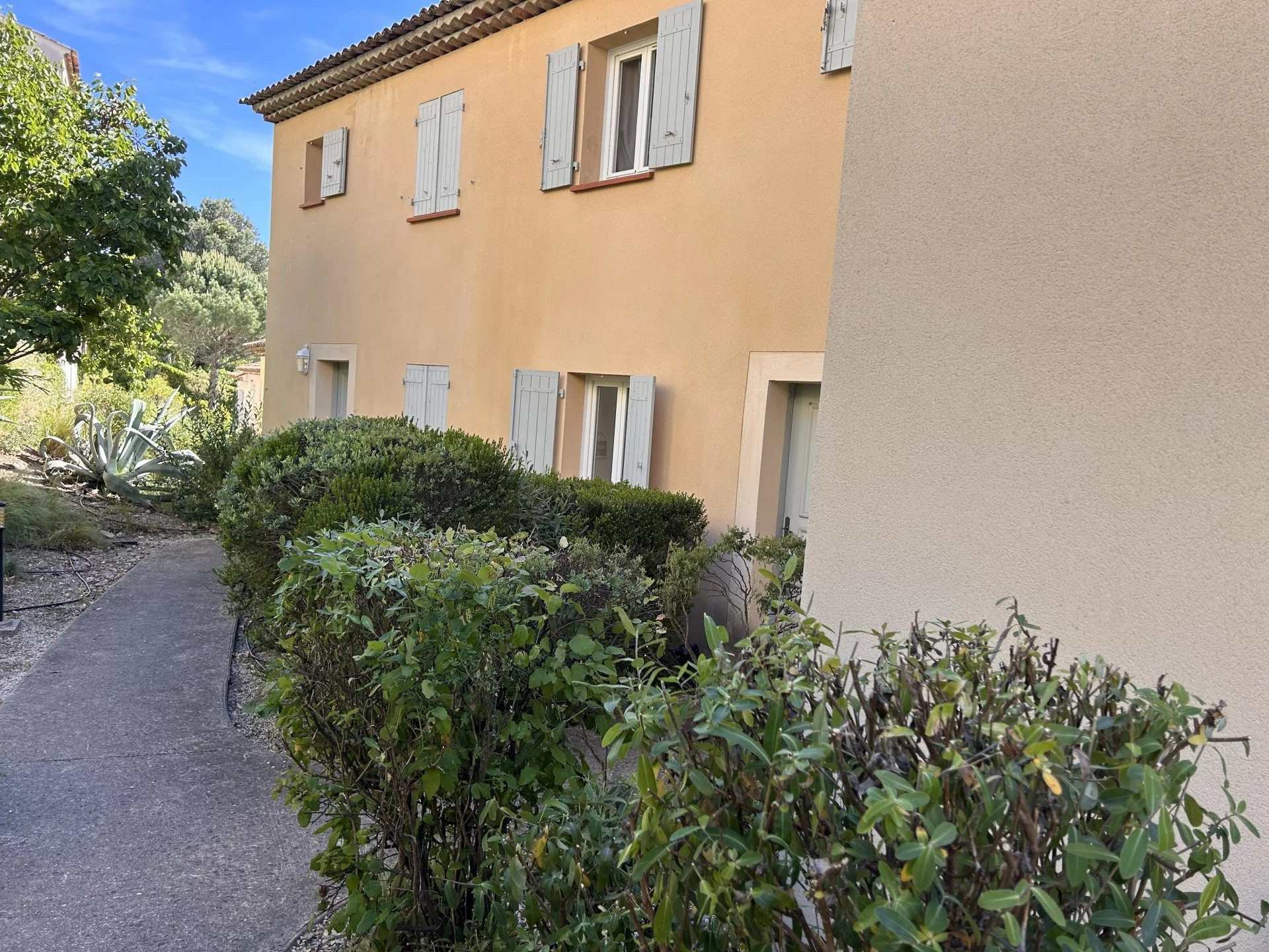 Maison T4 avec  piscine  neuve pour la résidence  et parking à Mallemort
