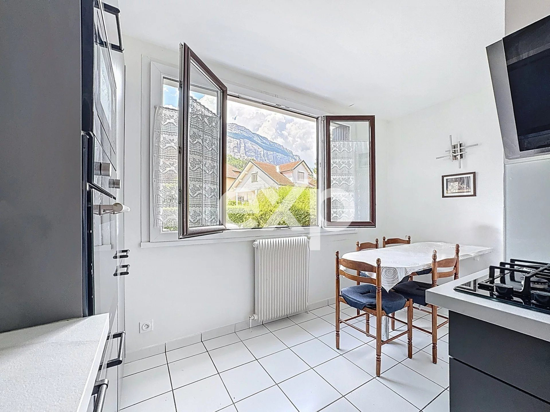 Meylan – Ayguinards District, Spacious 5-Room Crossing Apartment (101 m²) 5