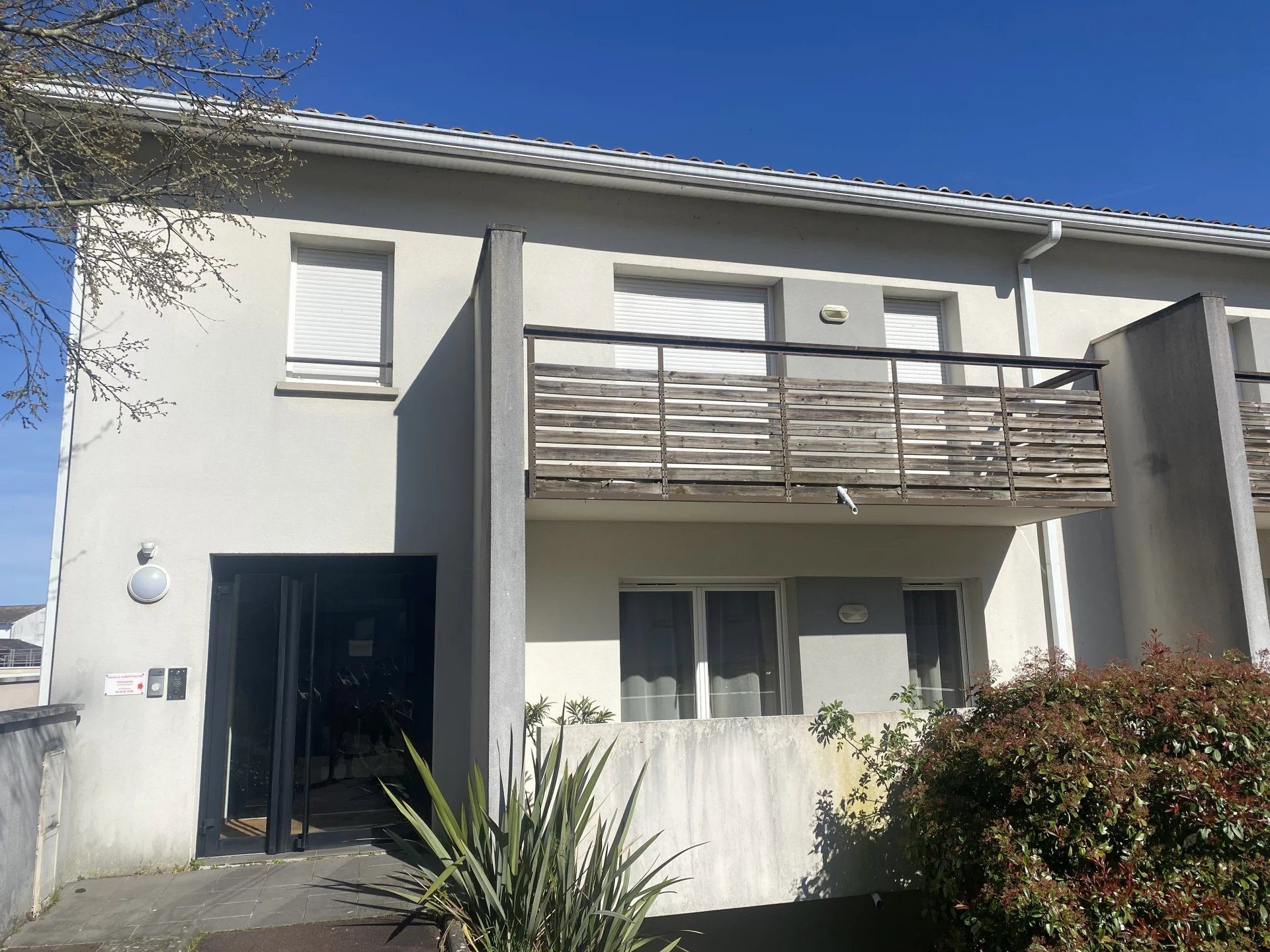 2-Bedroom Apartment with Balcony and Parking – Quiet – Close to Bordeaux 4