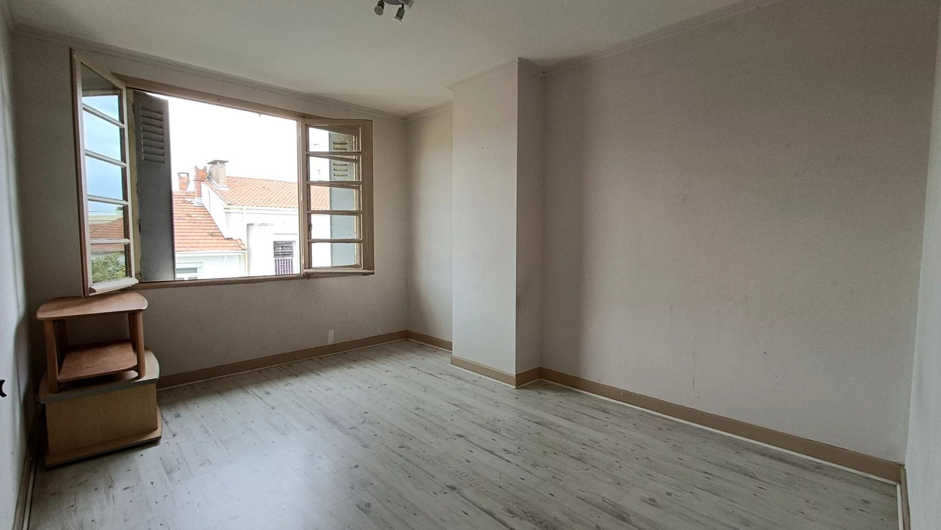 T2 LUMINEUX À RÉNOVER – QUARTIER CENTRAL ET CALME - BÉZIERS - PROCHE ARÈNES ET MÉDIATHÈQUE