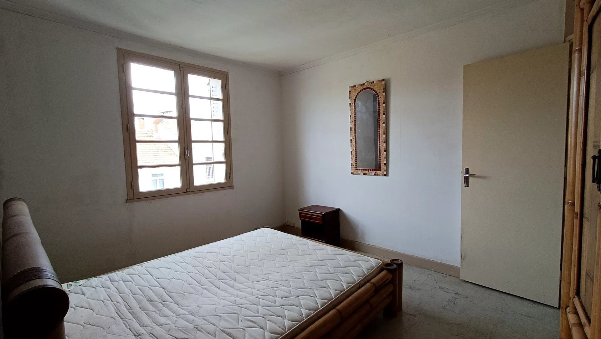 BRIGHT 2-ROOM APARTMENT TO RENOVATE – CENTRAL AND PEACEFUL AREA - BÉZIERS - NEAR ARENAS AND MEDIA LIBRARY 3