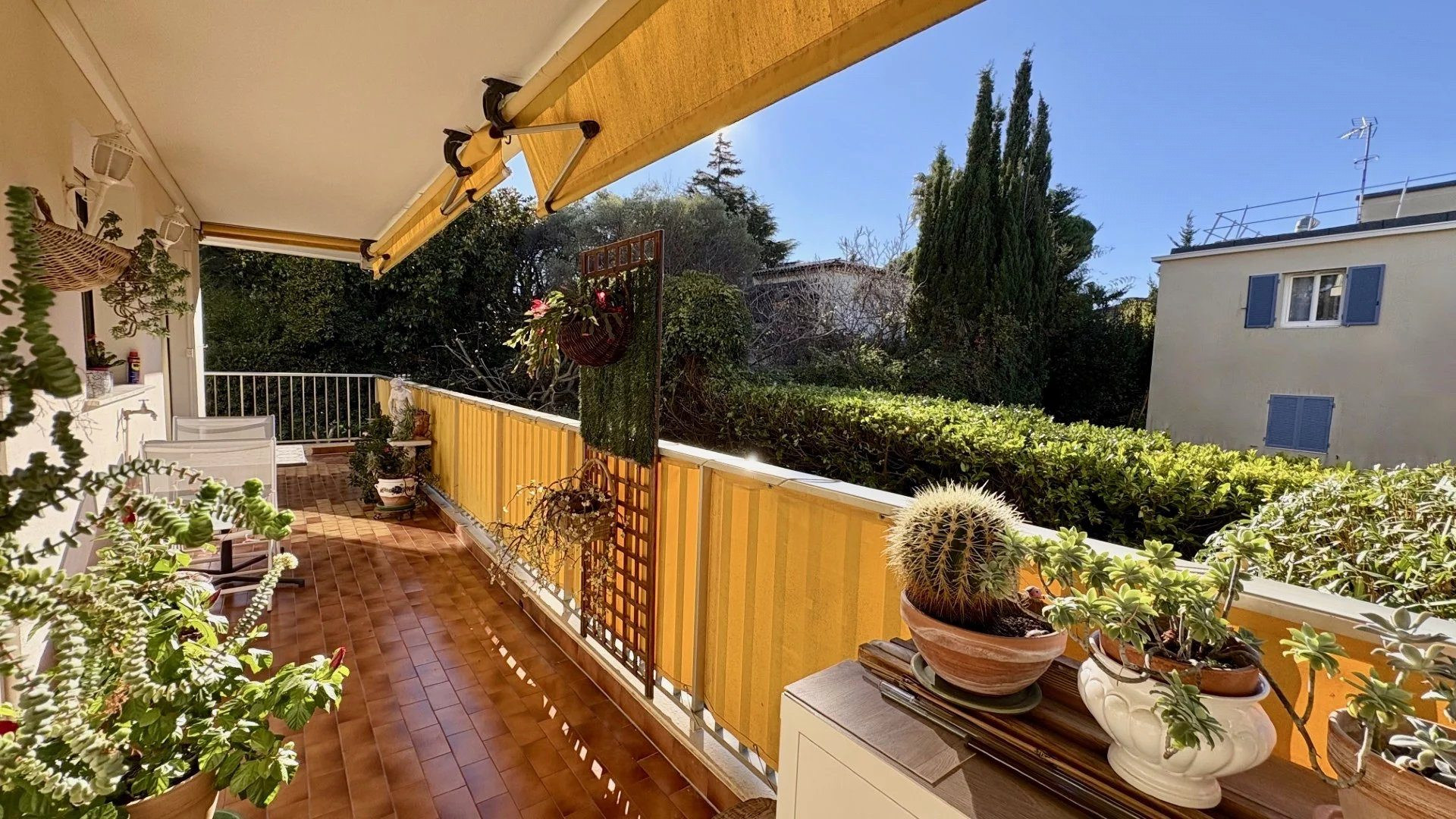Juan-les-Pins — Rare 2-bedroom apartment ideally located between the Pinewood and Ponteil, just steps from the beaches. 2