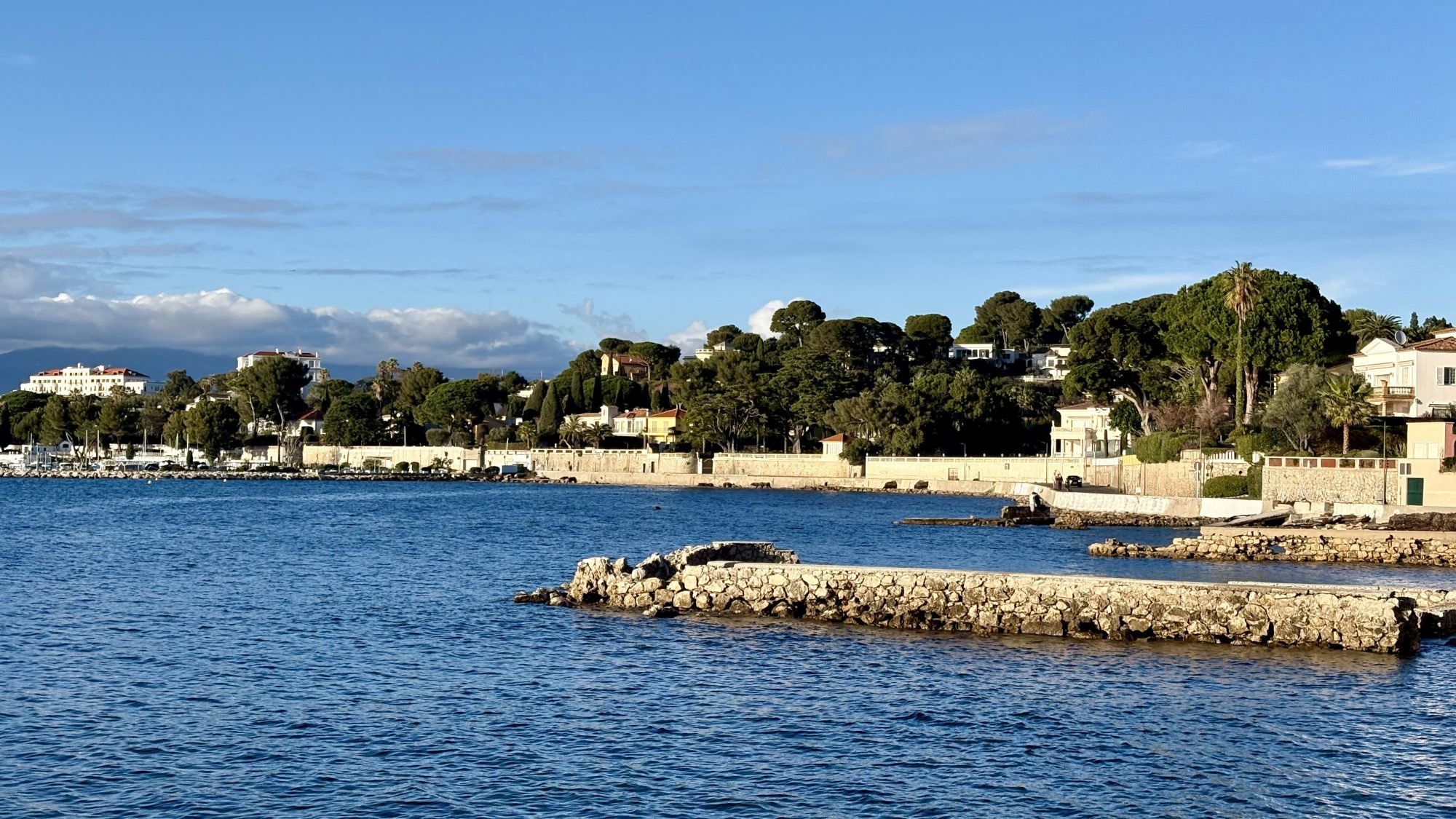 Juan‑les‑Pins — Rare 2 pièces idéalement situé entre la Pinède et le Ponteil, à deux pas des plages.