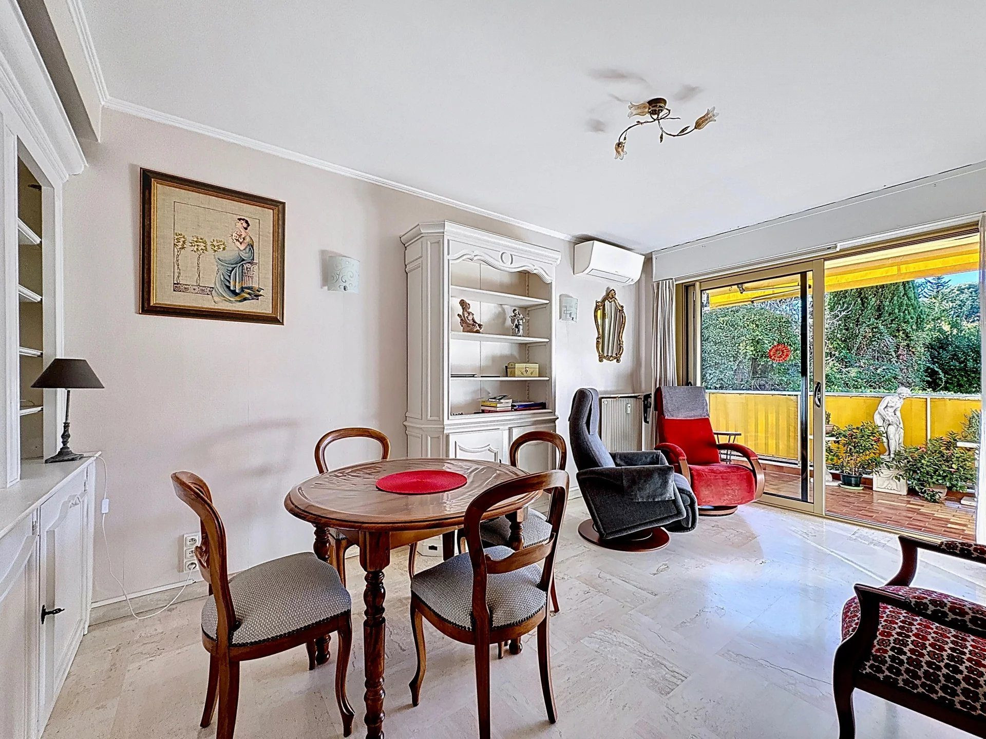 Juan-les-Pins — Rare 2-bedroom apartment ideally located between the Pinewood and Ponteil, just steps from the beaches. 3
