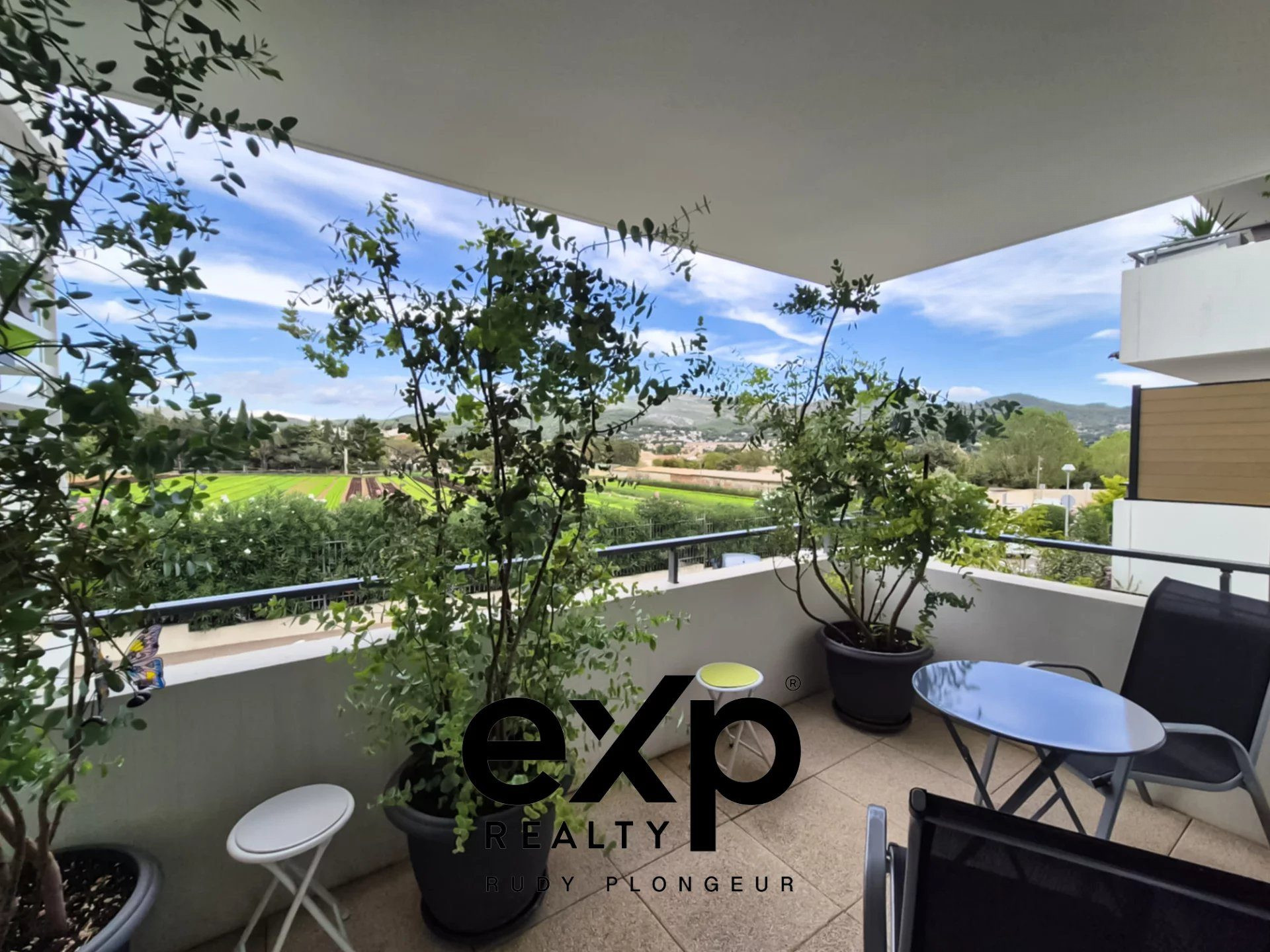 Appartement T3 avec balcon, piscine, parking et garage double inclus