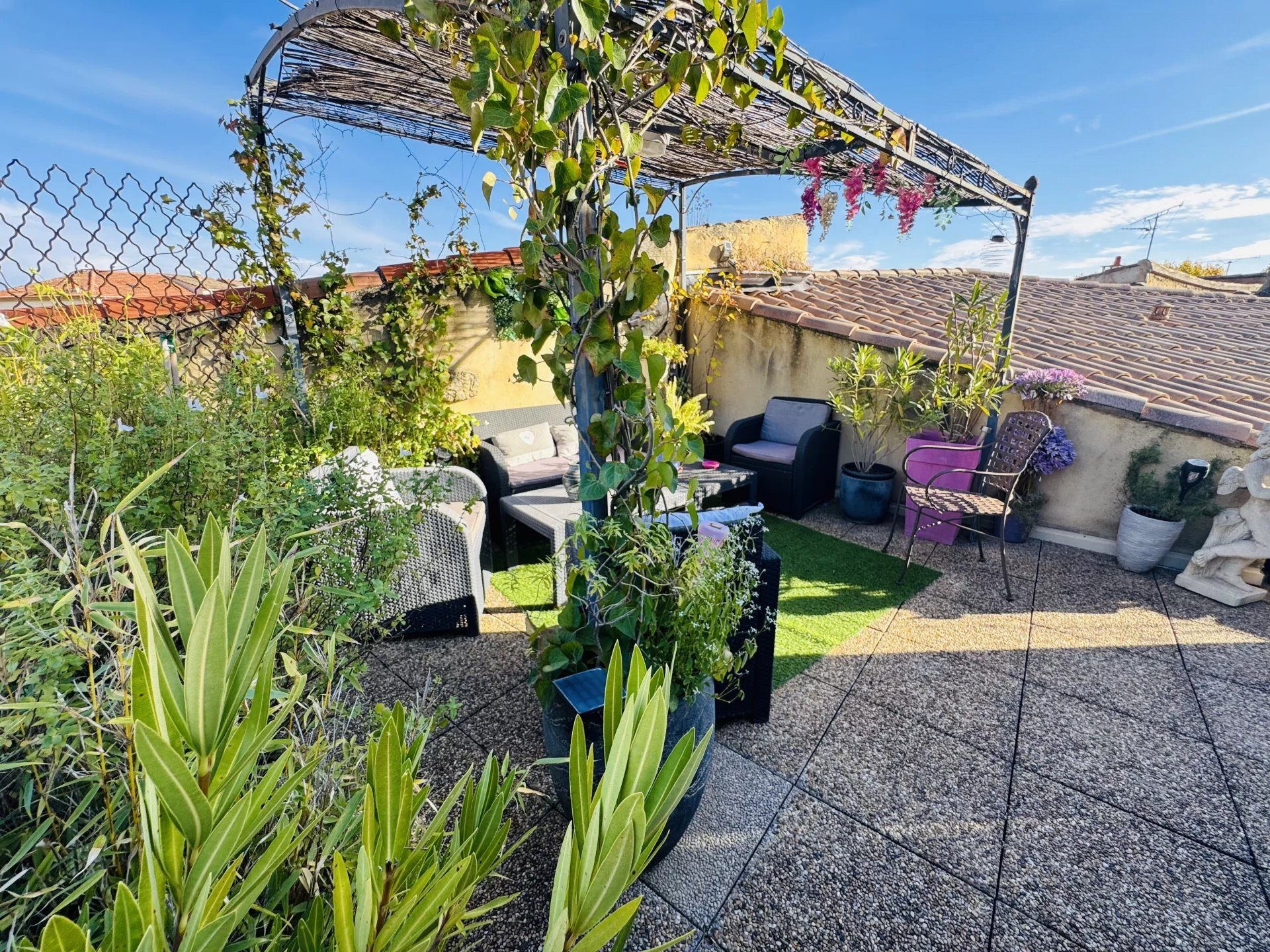 Exceptional Address on the Rooftops of Cavaillon 4