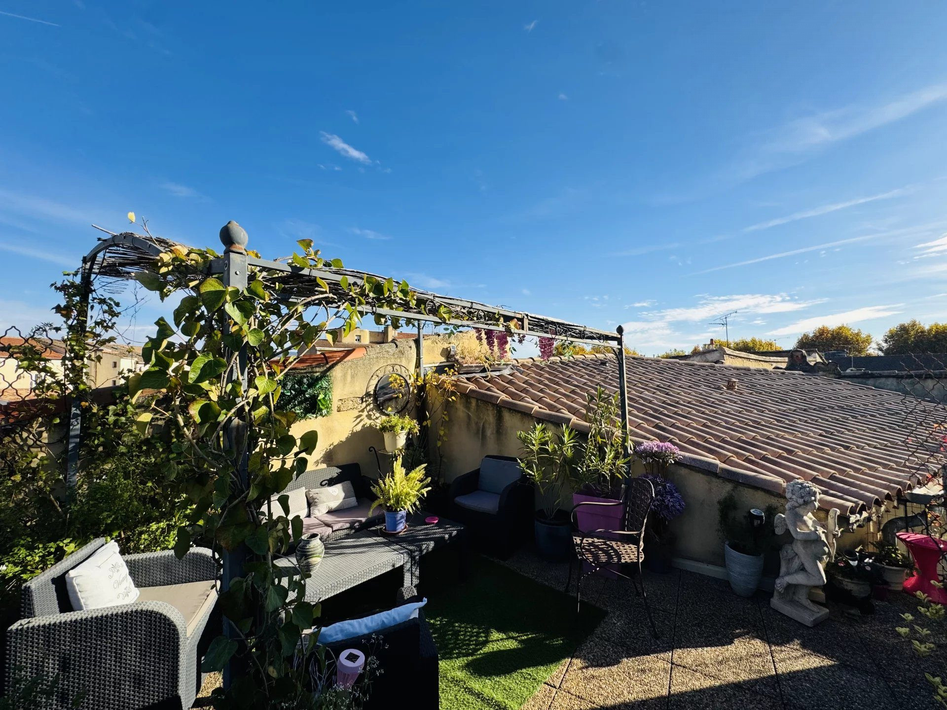 Exceptional Address on the Rooftops of Cavaillon 5