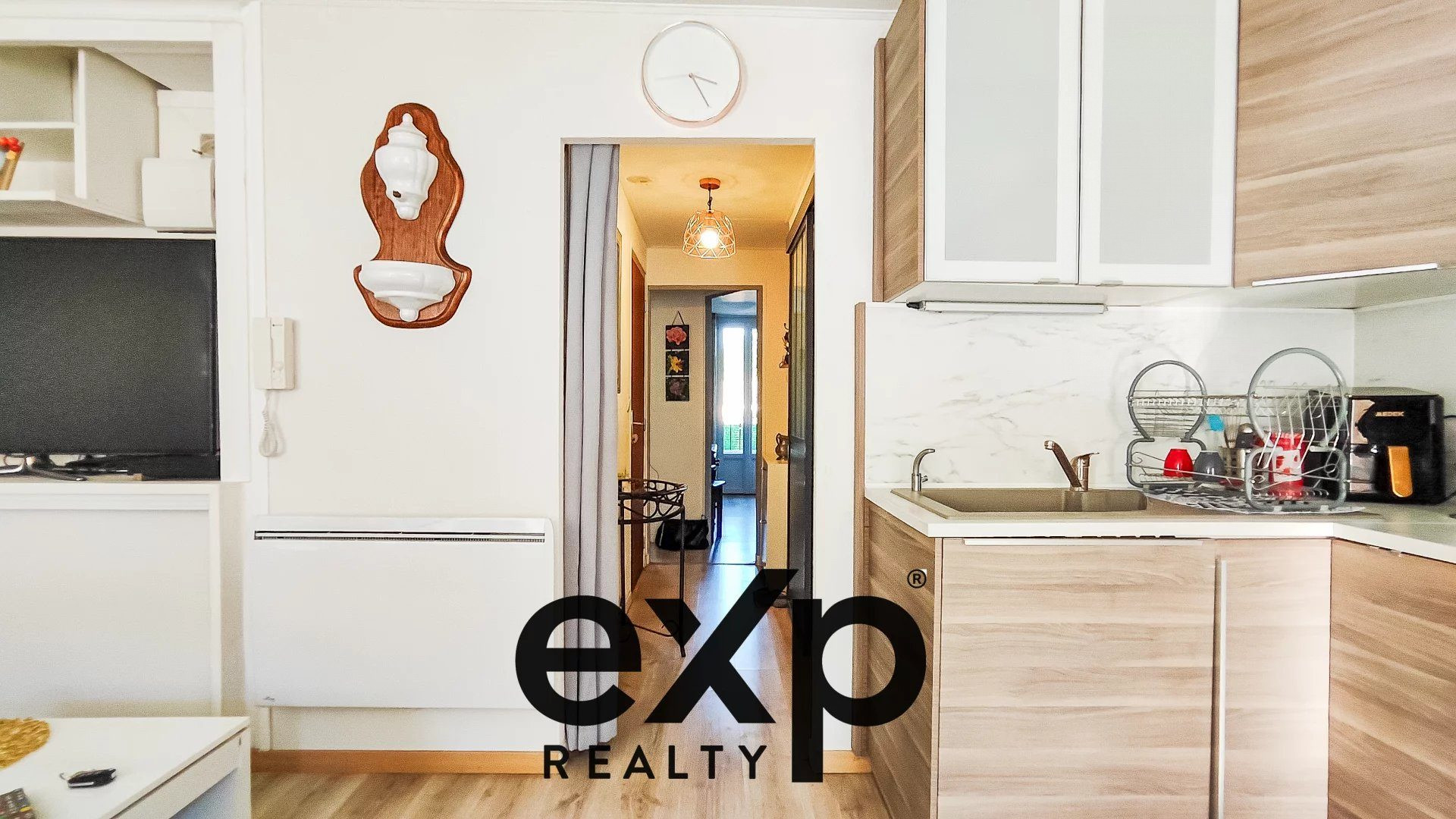 Charming Renovated 3-Room Apartment with Balconies 4
