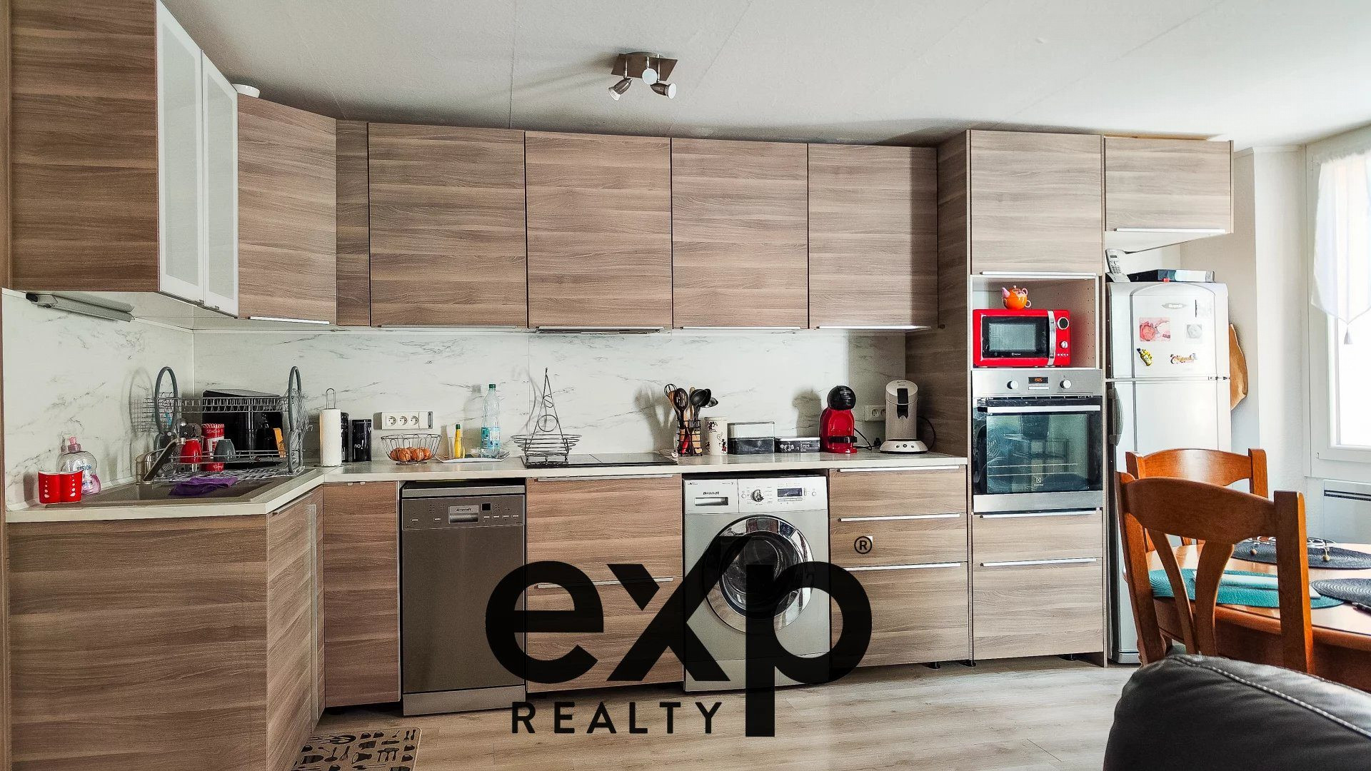 Charming Renovated 3-Room Apartment with Balconies 5