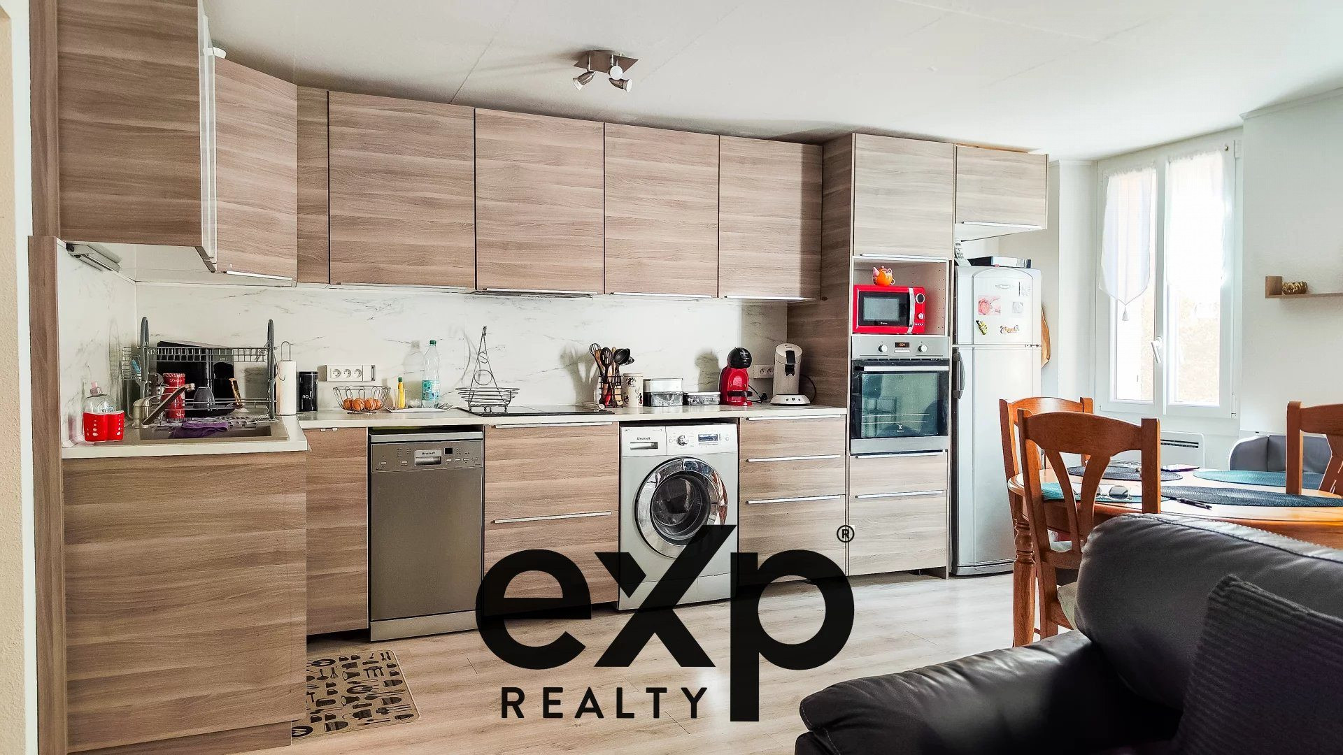 Charming Renovated 3-Room Apartment with Balconies 3