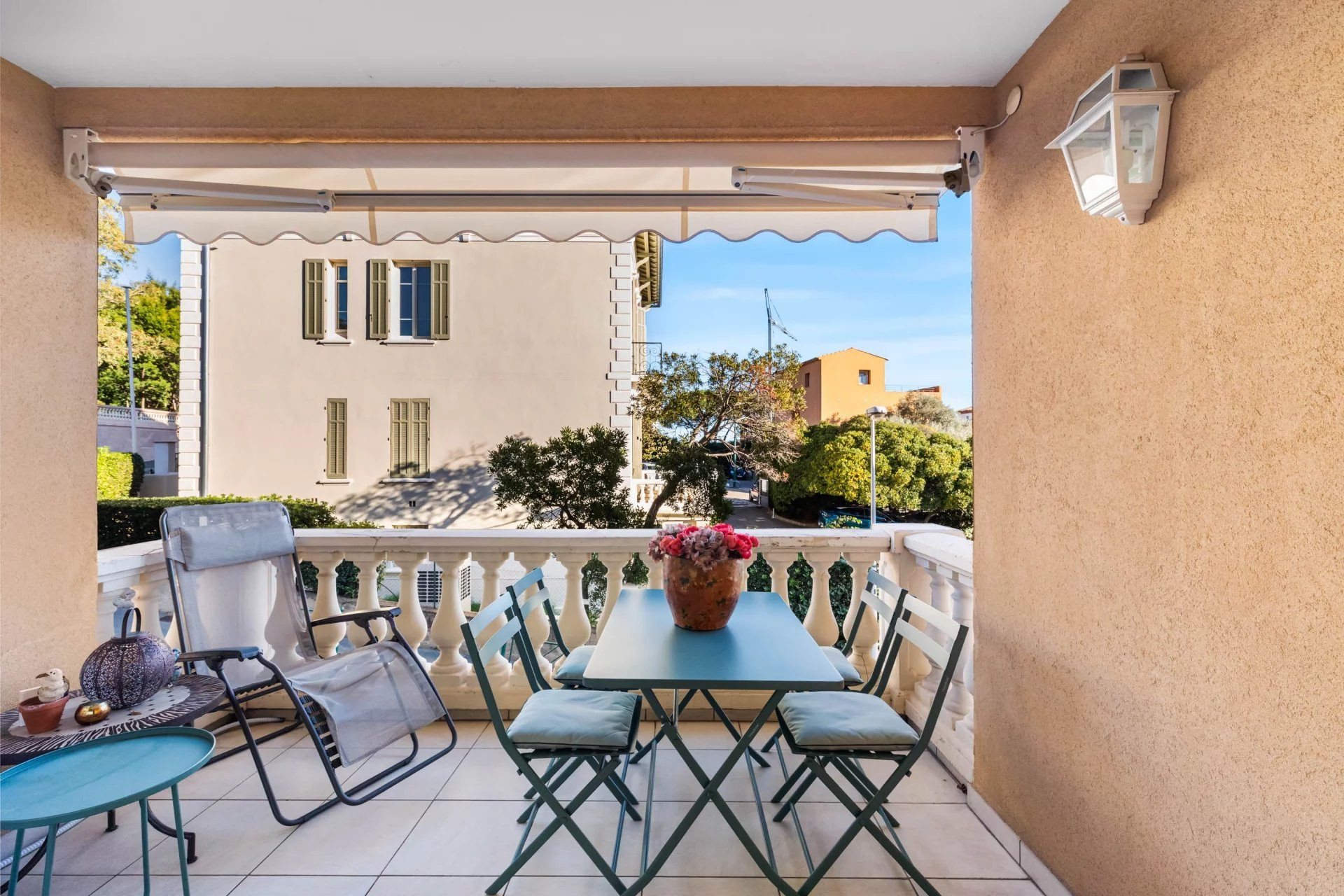 APPARTEMENT TOUT CONFORT AVEC TERRASSE AU COEUR DE STE MAXIME