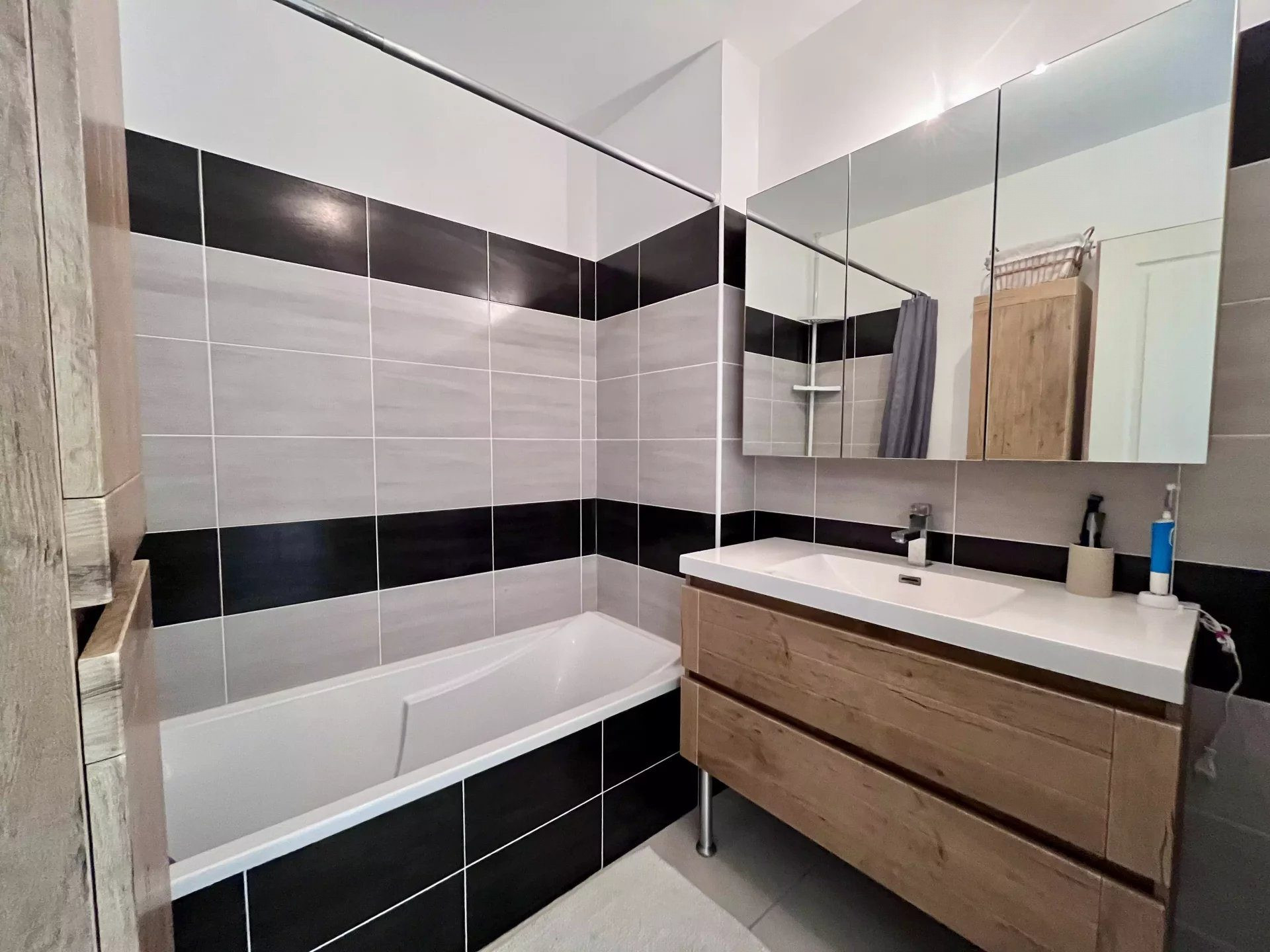 MARGUERITTES - MAISON - DUPLEX - 2 CHAMBRES - GARAGE - PARKING - AUCUN TRAVAUX - CALME