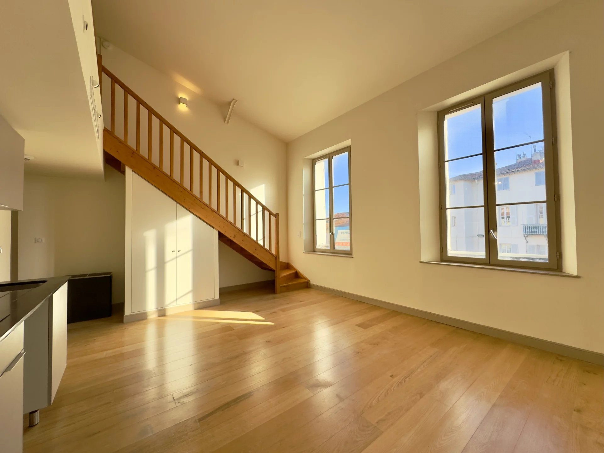Appartement avec grande mezzanine au cœur du Vieil Antibes