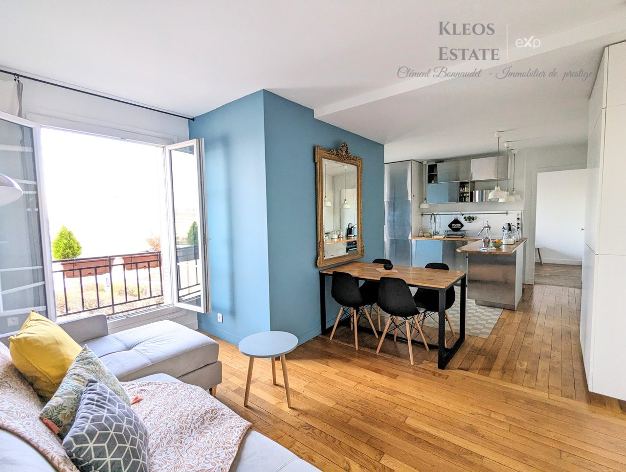 Grand appartement divisible idéal pour des investisseurs au dernier étage avec balcon et vue dégagée sur Paris.