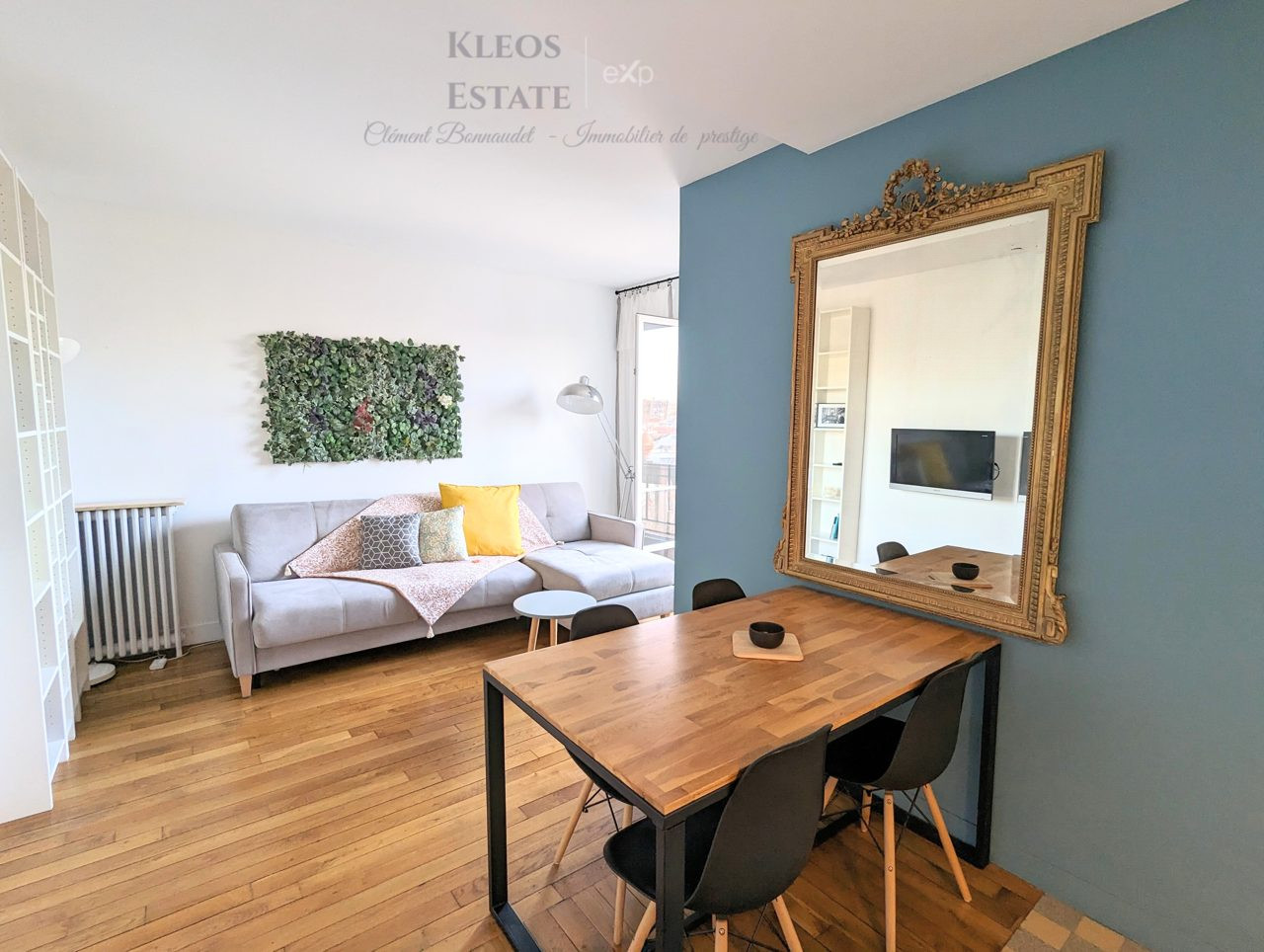 Grand appartement divisible idéal pour des investisseurs au dernier étage avec balcon et vue dégagée sur Paris.