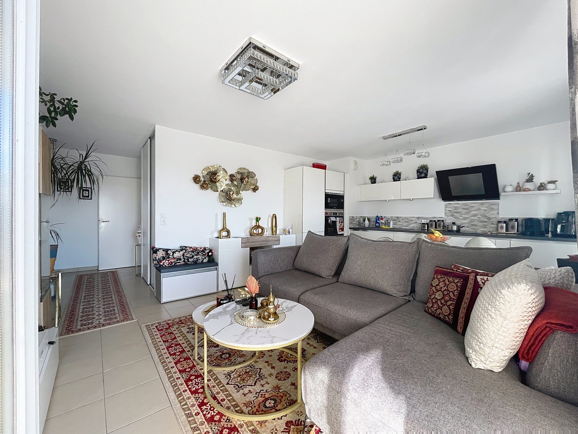 FOR SALE – Beautiful T4 Apartment with Terrace and Parking – Marseille 3rd 5