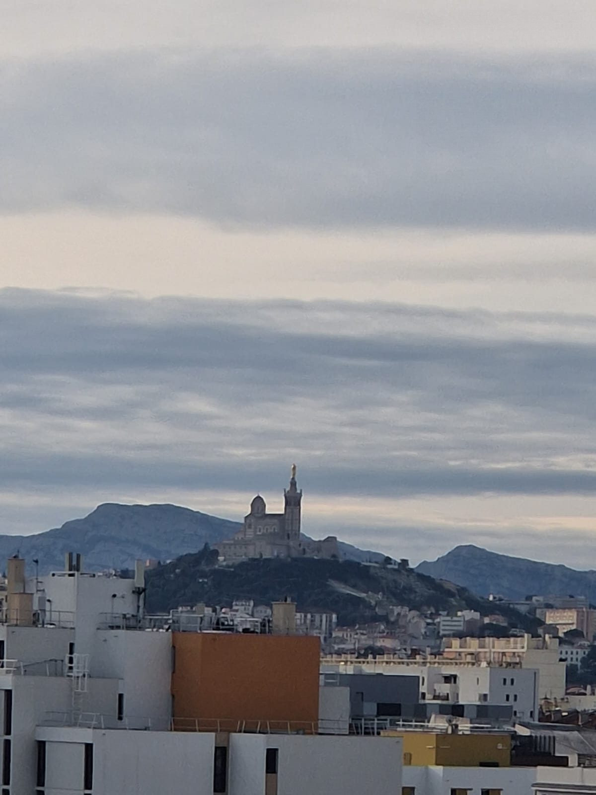 FOR SALE – Beautiful T4 Apartment with Terrace and Parking – Marseille 3rd 4