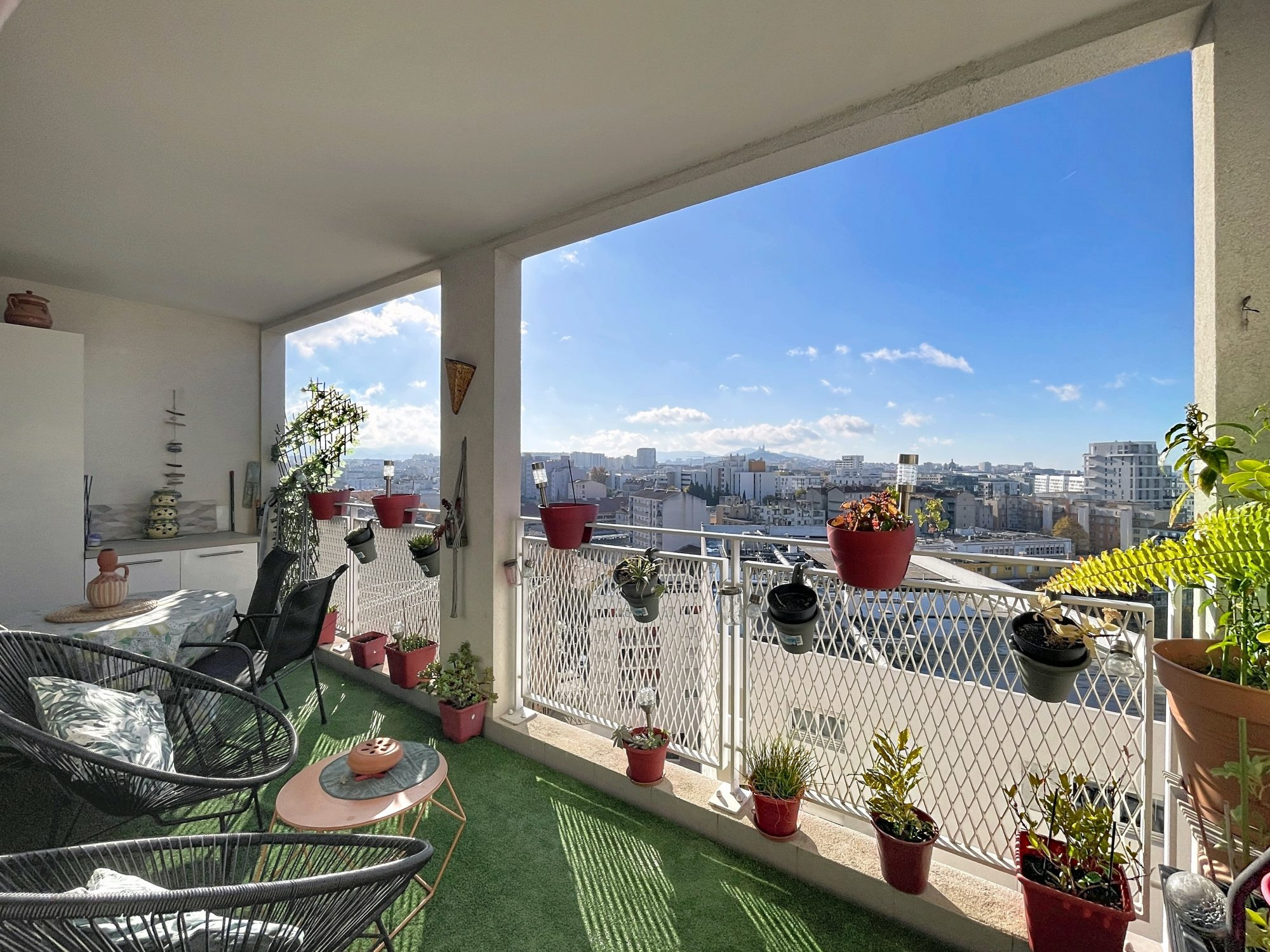 FOR SALE – Beautiful T4 Apartment with Terrace and Parking – Marseille 3rd 3