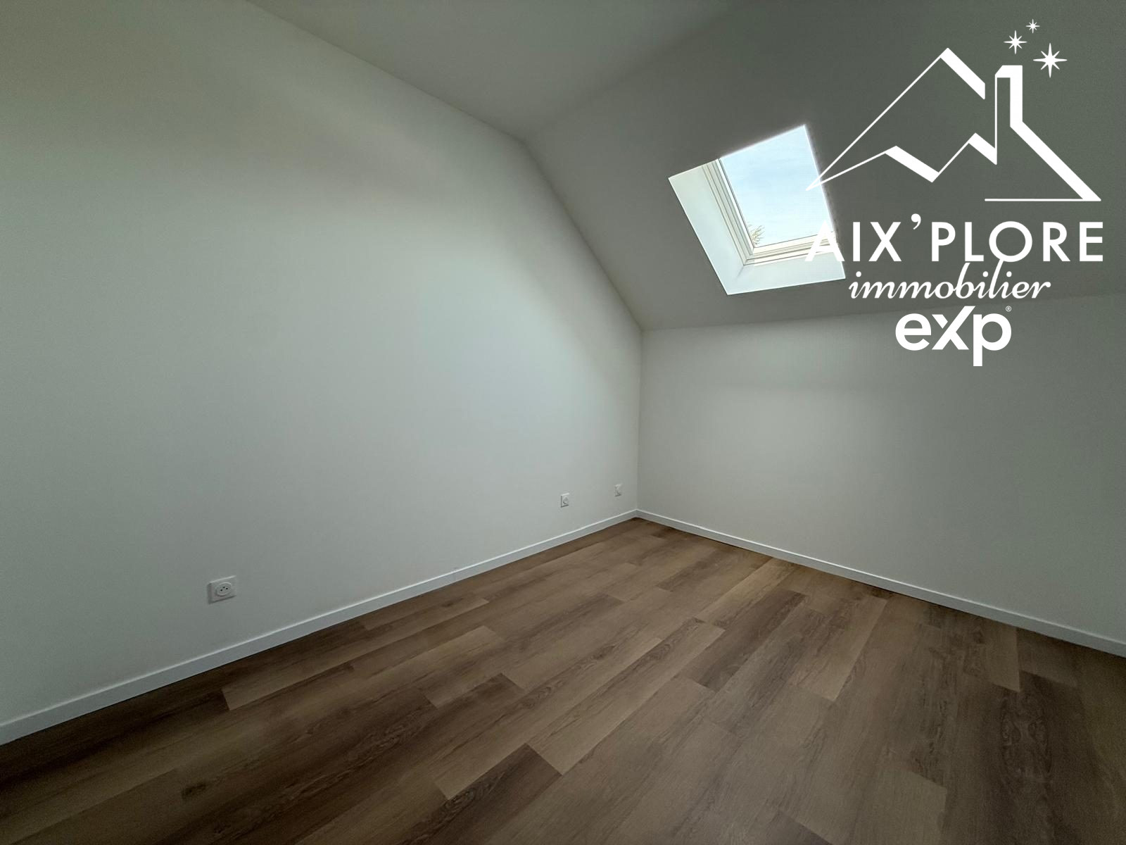 Renovated 87 m² apartment with garage – Heart of Yenne 4