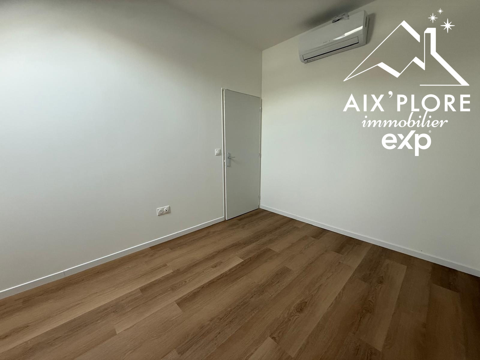Renovated 87 m² apartment with garage – Heart of Yenne 5