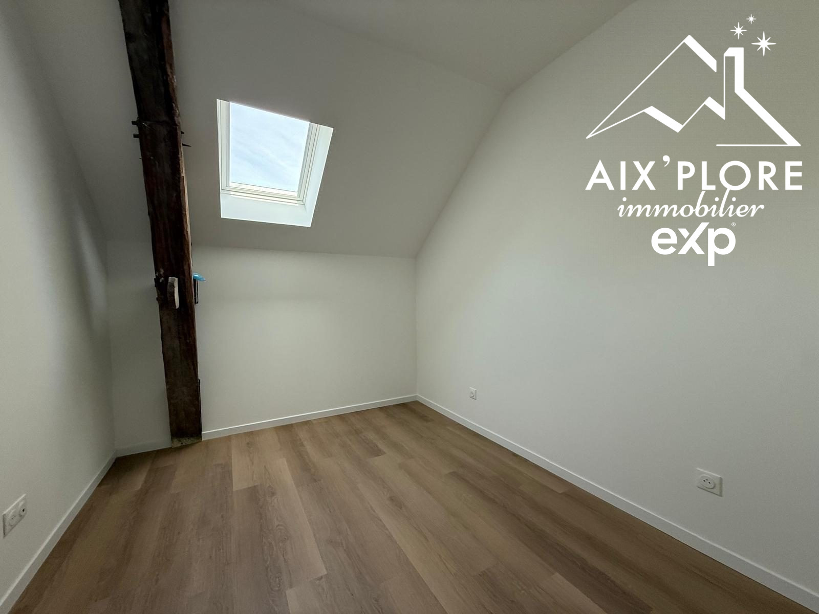 Renovated 87 m² apartment with garage – Heart of Yenne 3