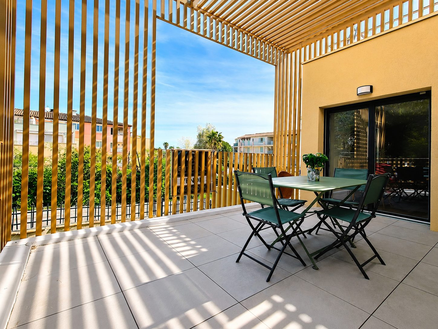 APPARTEMENT 3 PIECES – PROCHE CENTRE VILLE – PIERRUGUES - MANNES - CANISSONS -TERRASSE 2 PARKING PRIVATIF EN SOUS-SOL