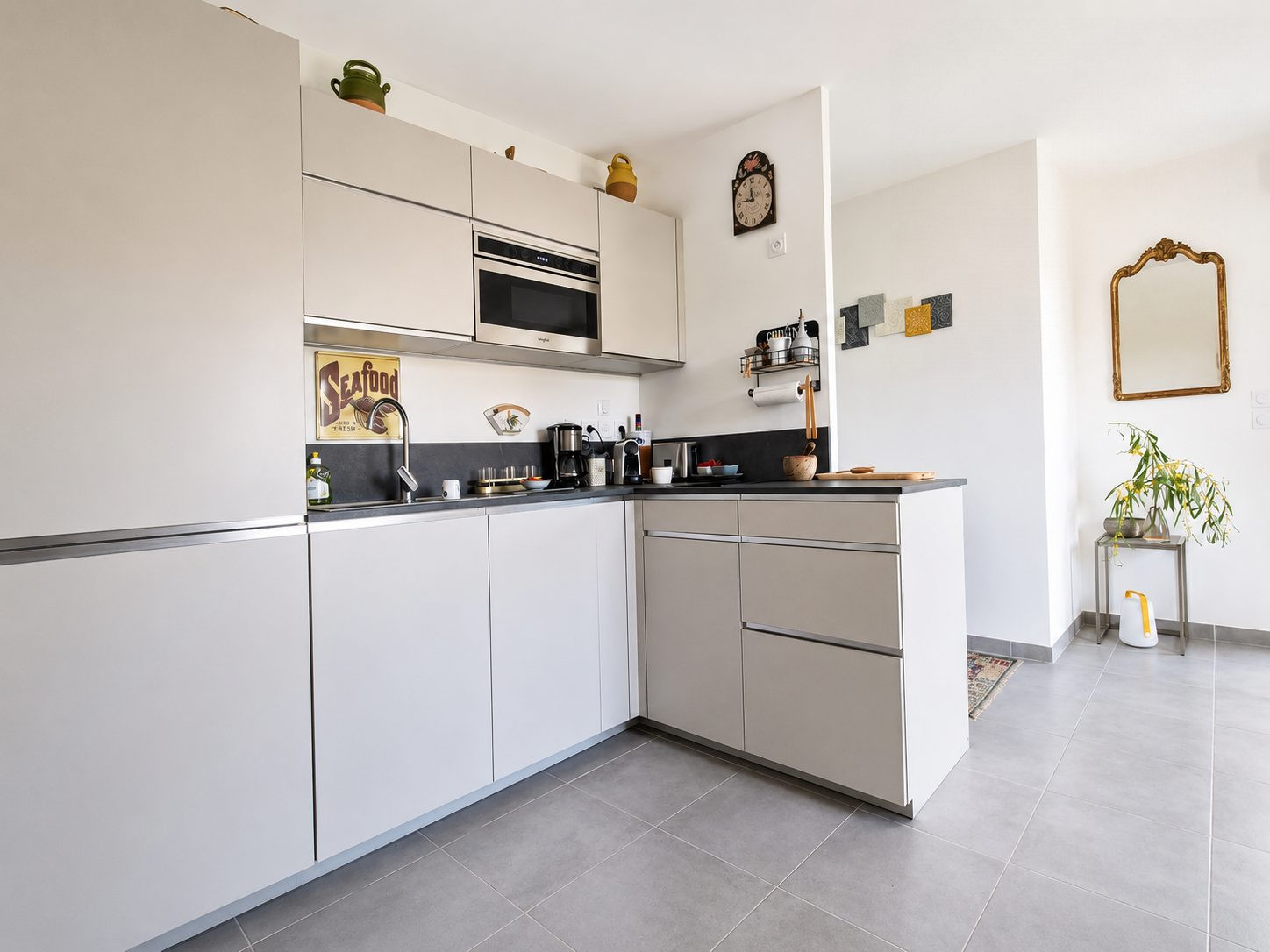 3-BEDROOM APARTMENT – CLOSE TO CITY CENTER – PIERRUGUES - MANNES - CANISSONS - TERRACE 2 PRIVATE PARKING IN BASEMENT 3