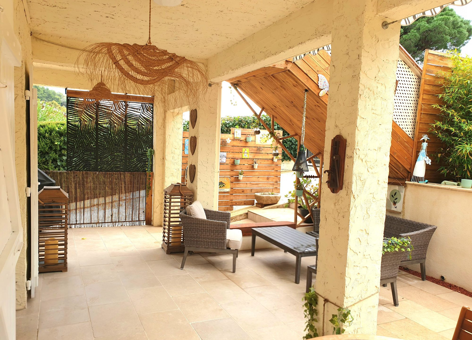 REZ DE VILLA 5 PIECES AVEC TERRASSE ESPACE-VERT CAVE ET PARKINGS - PROCHE CENTRE - ROSERAIE