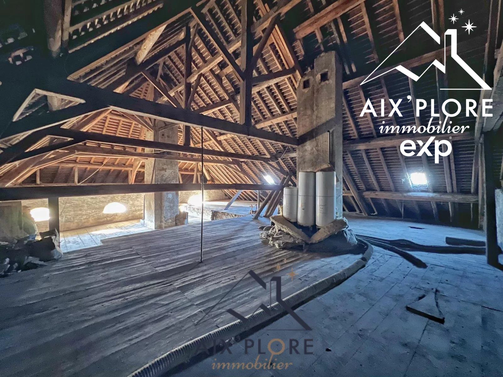Combles aménageables - 210 m² - St GENIX LES VILLAGES