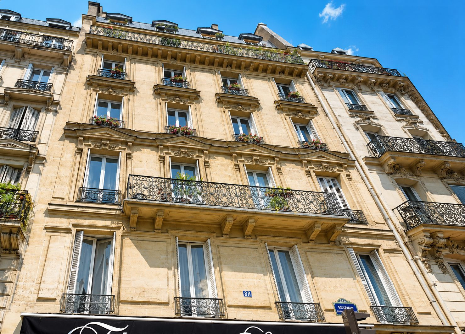 Chambre de service / débarras – 4 m² – dernier étage – immeuble haussmannien