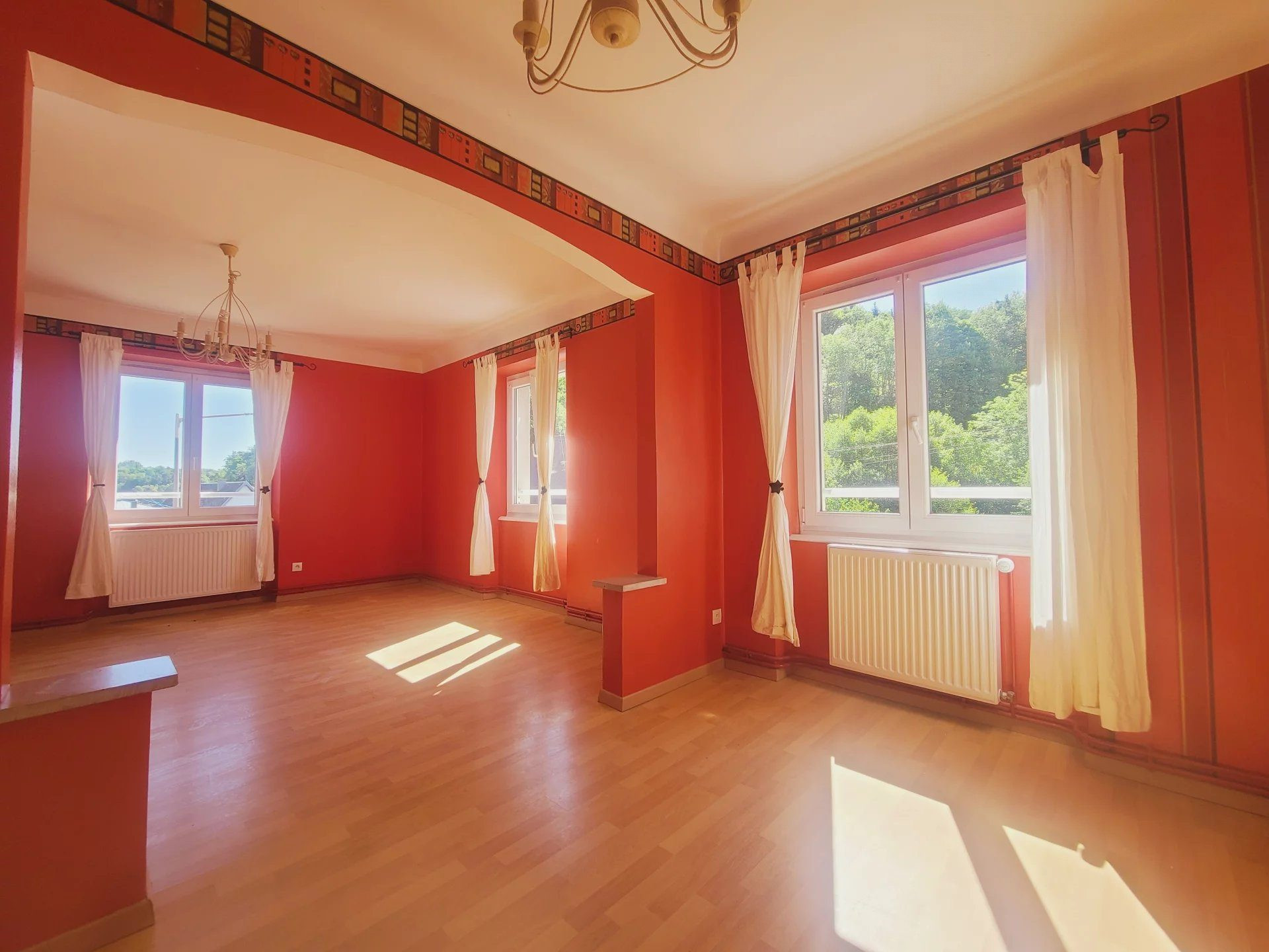 Bright apartment, 2 bedrooms with potential for 3 bedrooms 3
